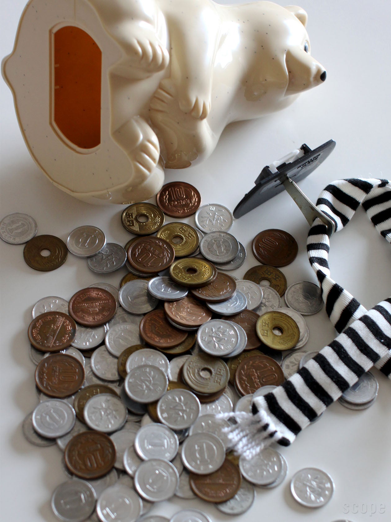 シロクマ貯金箱の鍵を開けて、小銭を全部出したところ