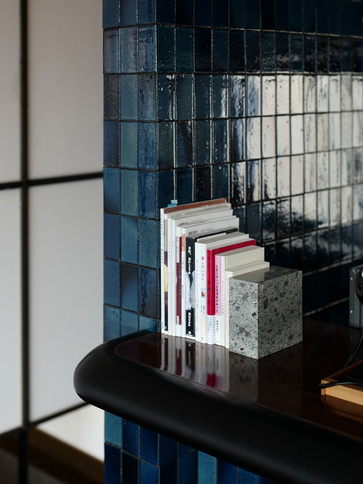PROOF OF GUILDの石のブックエンド。イタリア産大理石チェッポ シーグリーンを本立てとして使用している様子