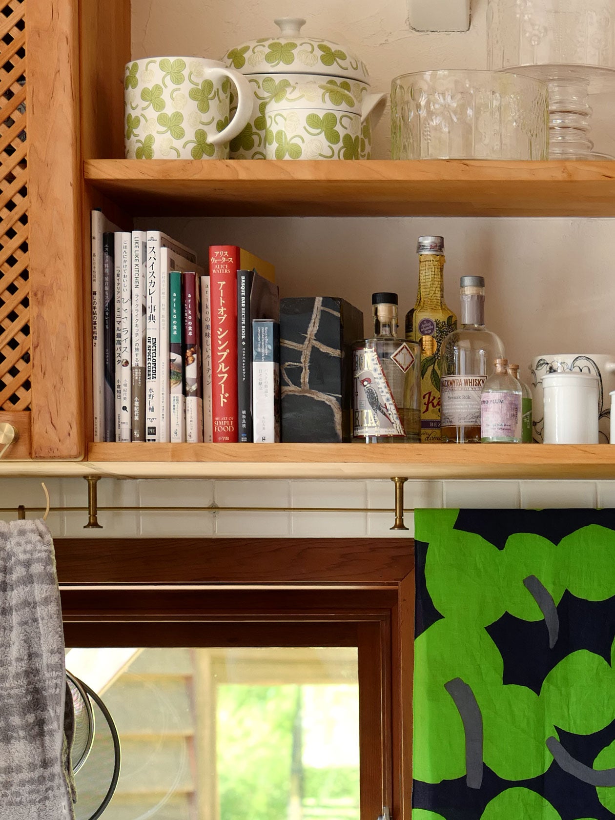 インドネシアで見つけた、直方体に切り出された珪化木のブックエンド