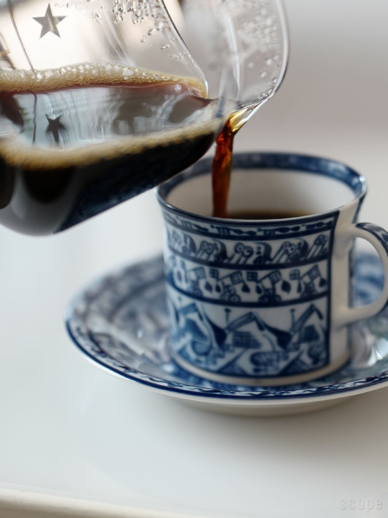 Cobolti コーヒーカップにコーヒーを注いでいるところ