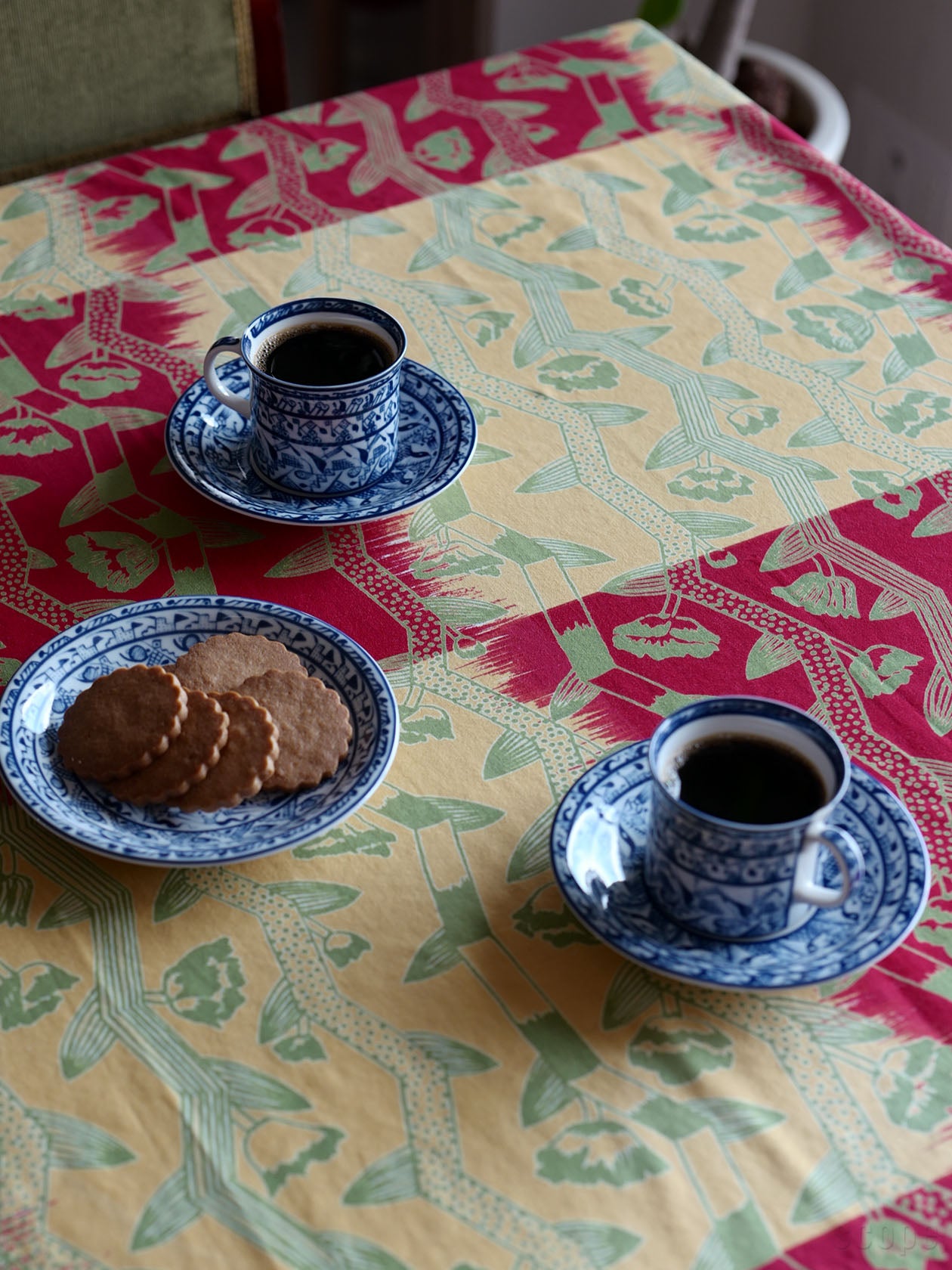 石本藤雄デザインのテキスタイルを敷き、Cobolti コーヒーカップ&ソーサーとプレート17cmを使ったティータイム
