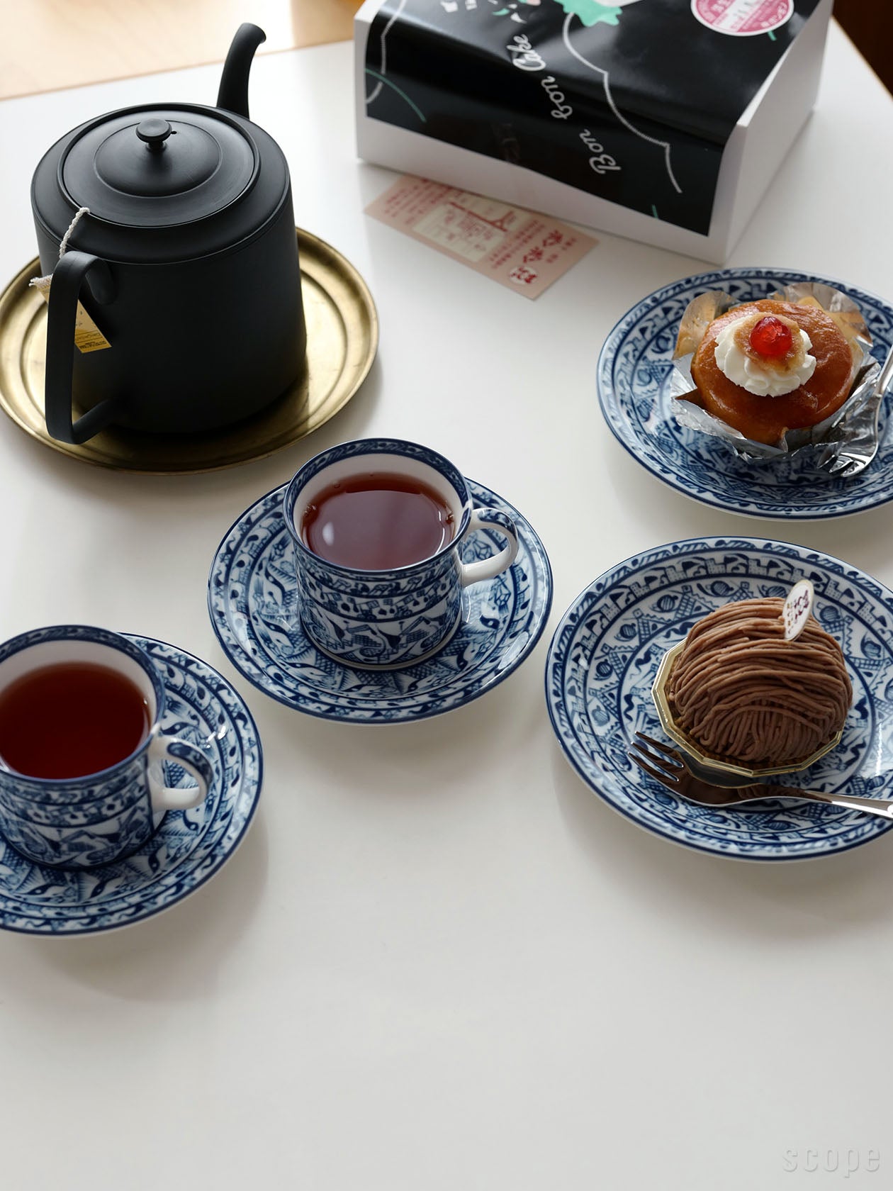 Cobolti コーヒーカップ&ソーサーとプレート17cmを使ったティータイム、クラシックな雰囲気