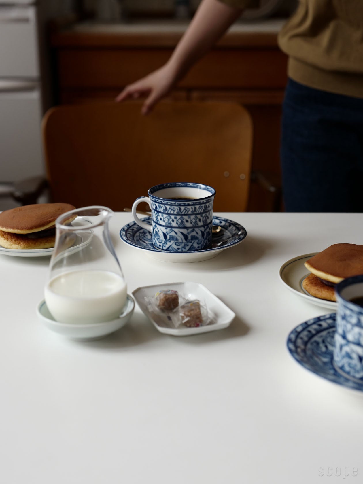 Cobolti コーヒーカップ&ソーサーに、東屋の丸鏡や隅切りといった和食器を合わせたところ