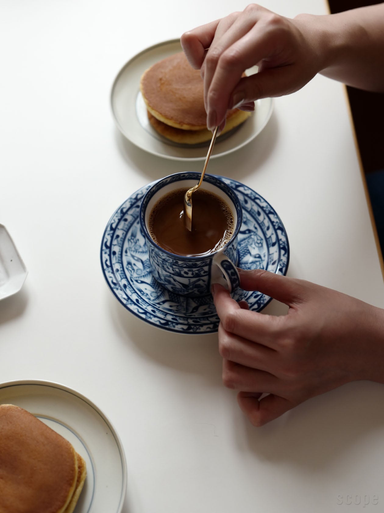 Cobolti コーヒーカップ&ソーサーでコーヒー、東屋の丸鏡にどら焼きのティータイム