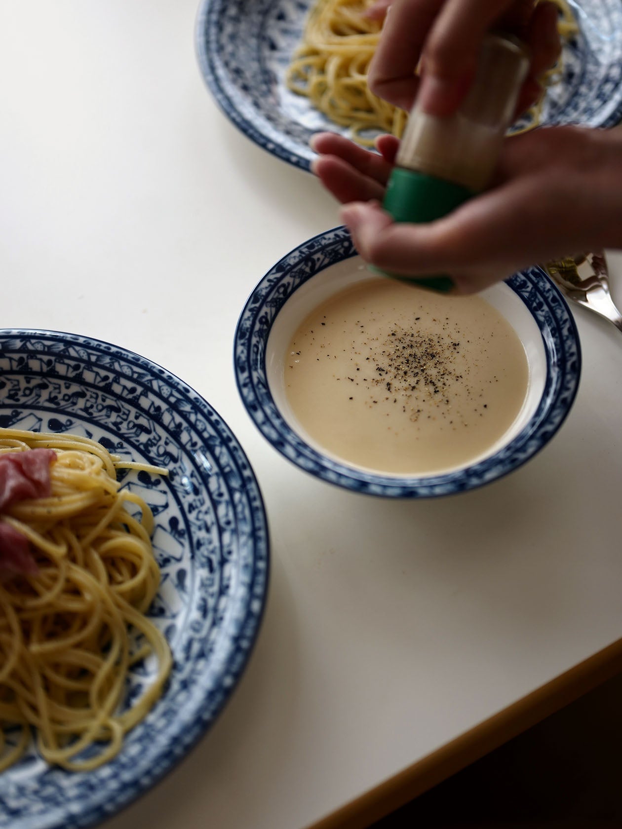Coboltiボウル16cmをスープ皿として、パスタを盛り付けたプレート27cmに添えたところ