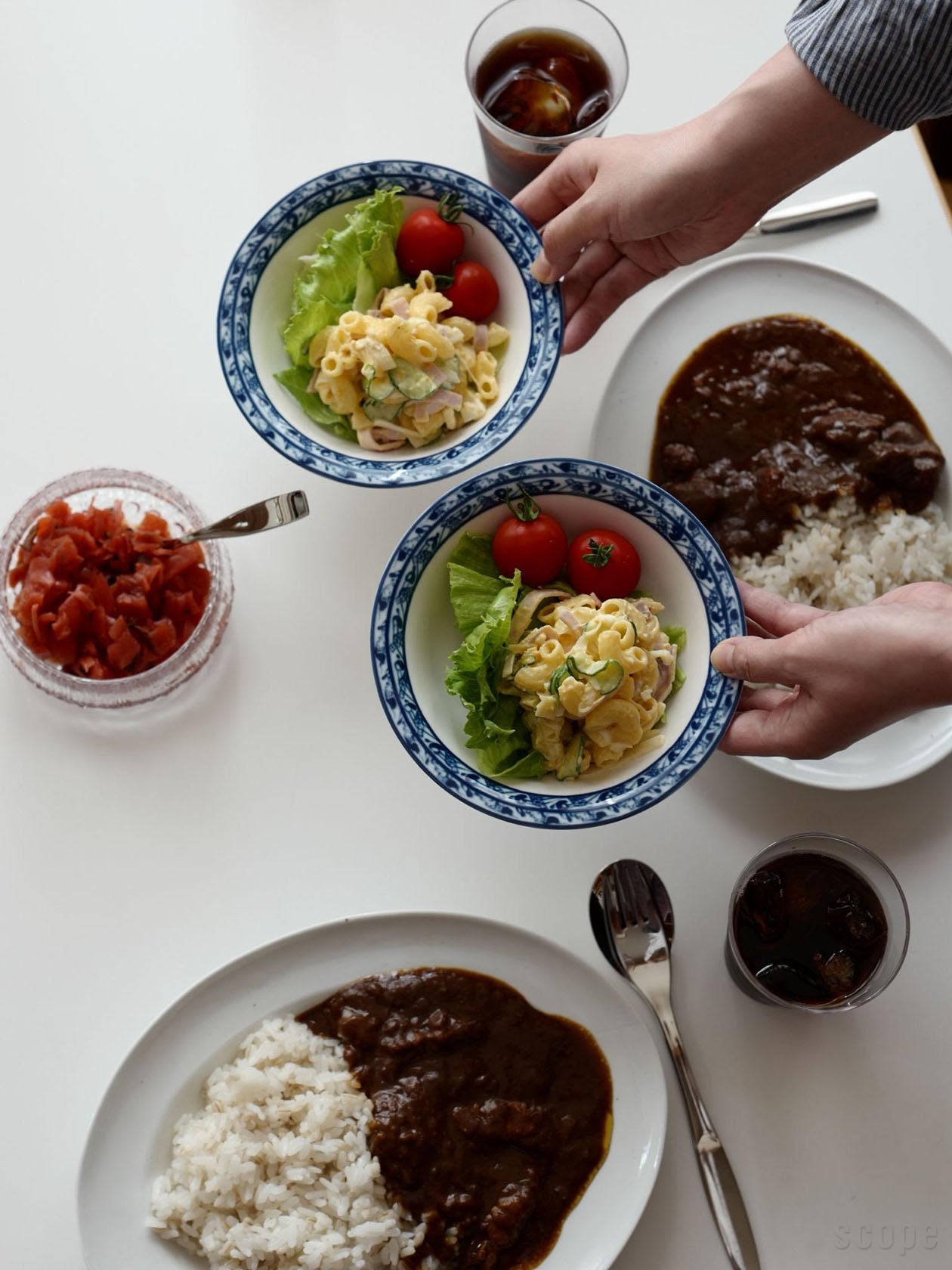 カレーに添える一人分のサラダを盛り付けたCoboltiボウル16cm、小振りで上品な雰囲気