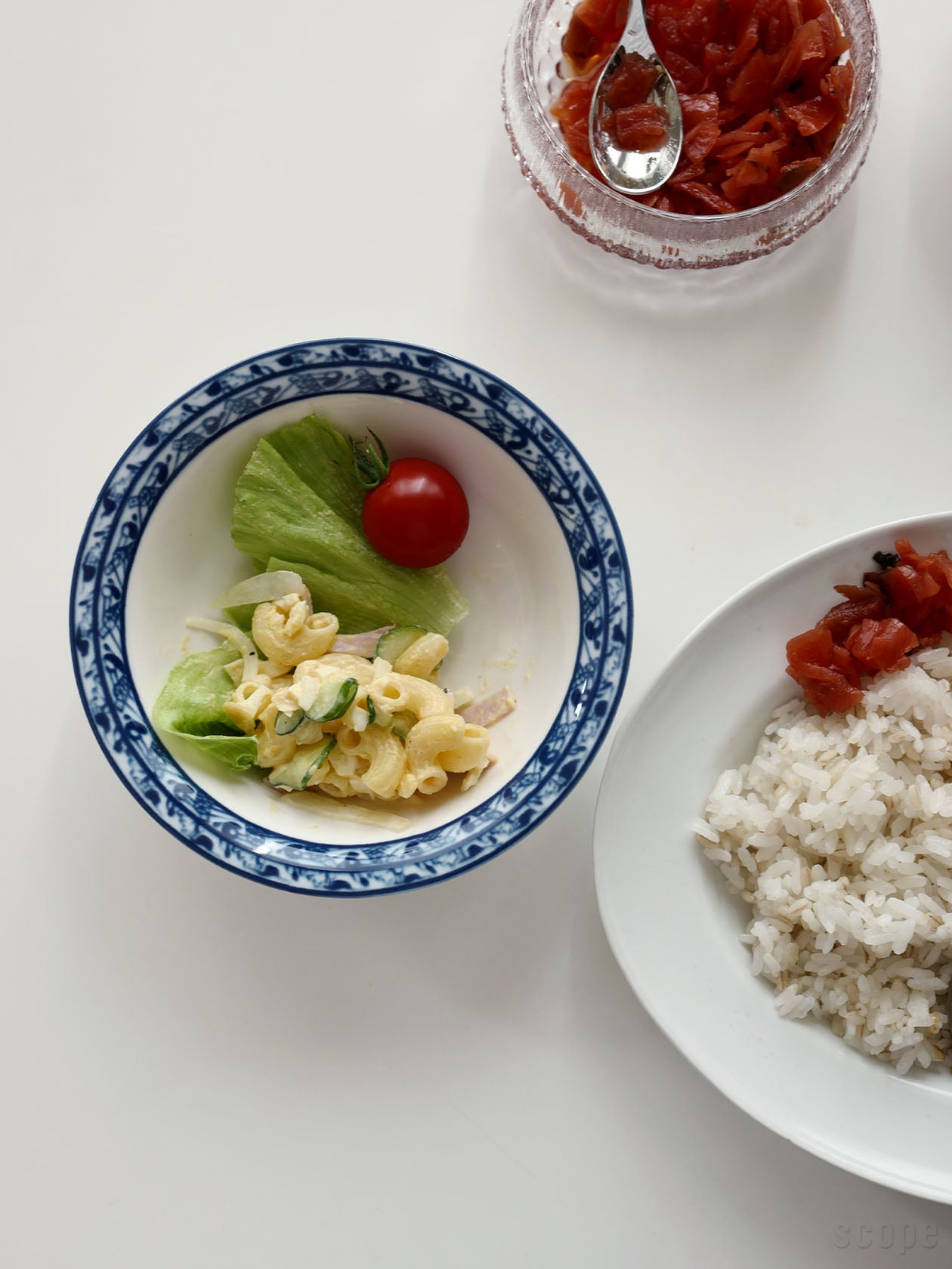 カレーに添える一人分のサラダを盛り付けたCoboltiボウル16cm、縁だけの装飾が盛り付けた料理を綺麗に見せる