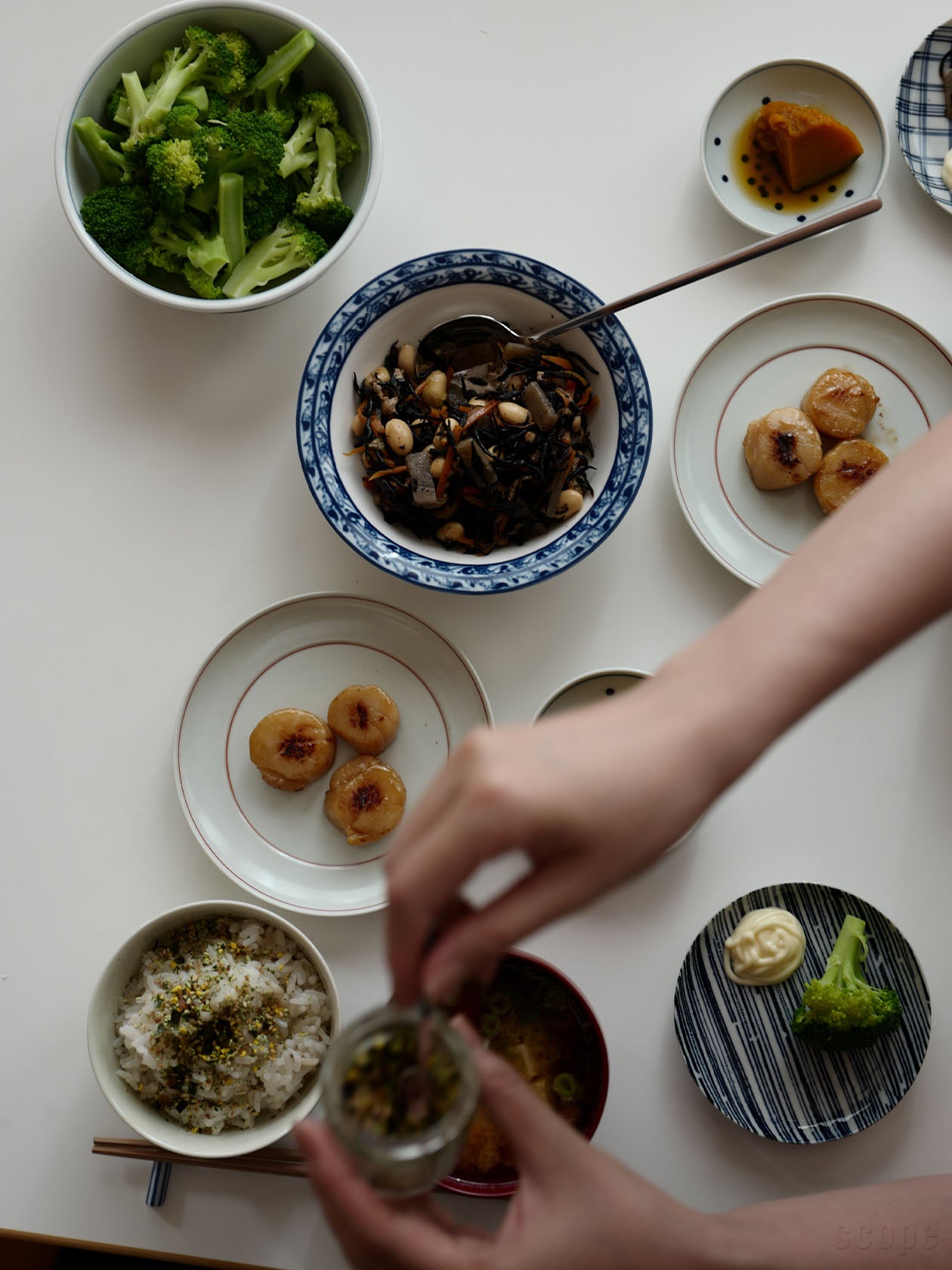 東屋の和食器と一緒にCoboltiボウル16cmにひじきの煮物を盛り付けて使っているところ