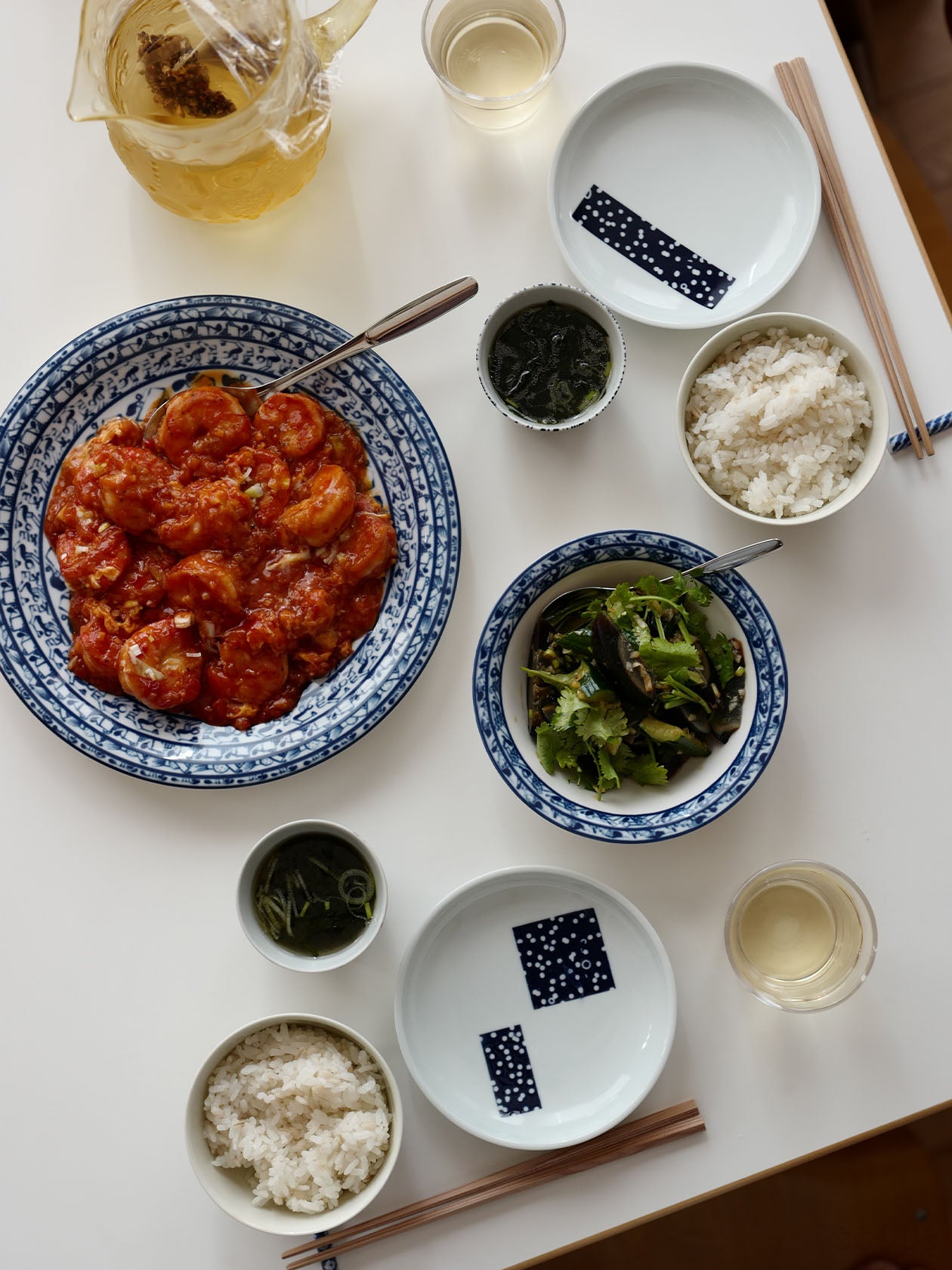 Coboltiプレート27cmにエビチリ、ボウル16cmにピータンとキュウリのサラダ、周りに東屋の和食器を組み合わせた中華な食卓