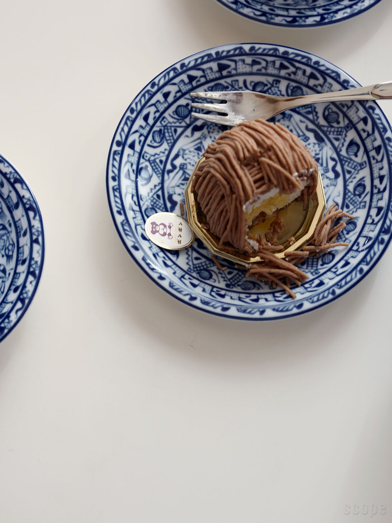 Coboltiプレート17cmで純喫茶ボンボンのケーキを食べているところ