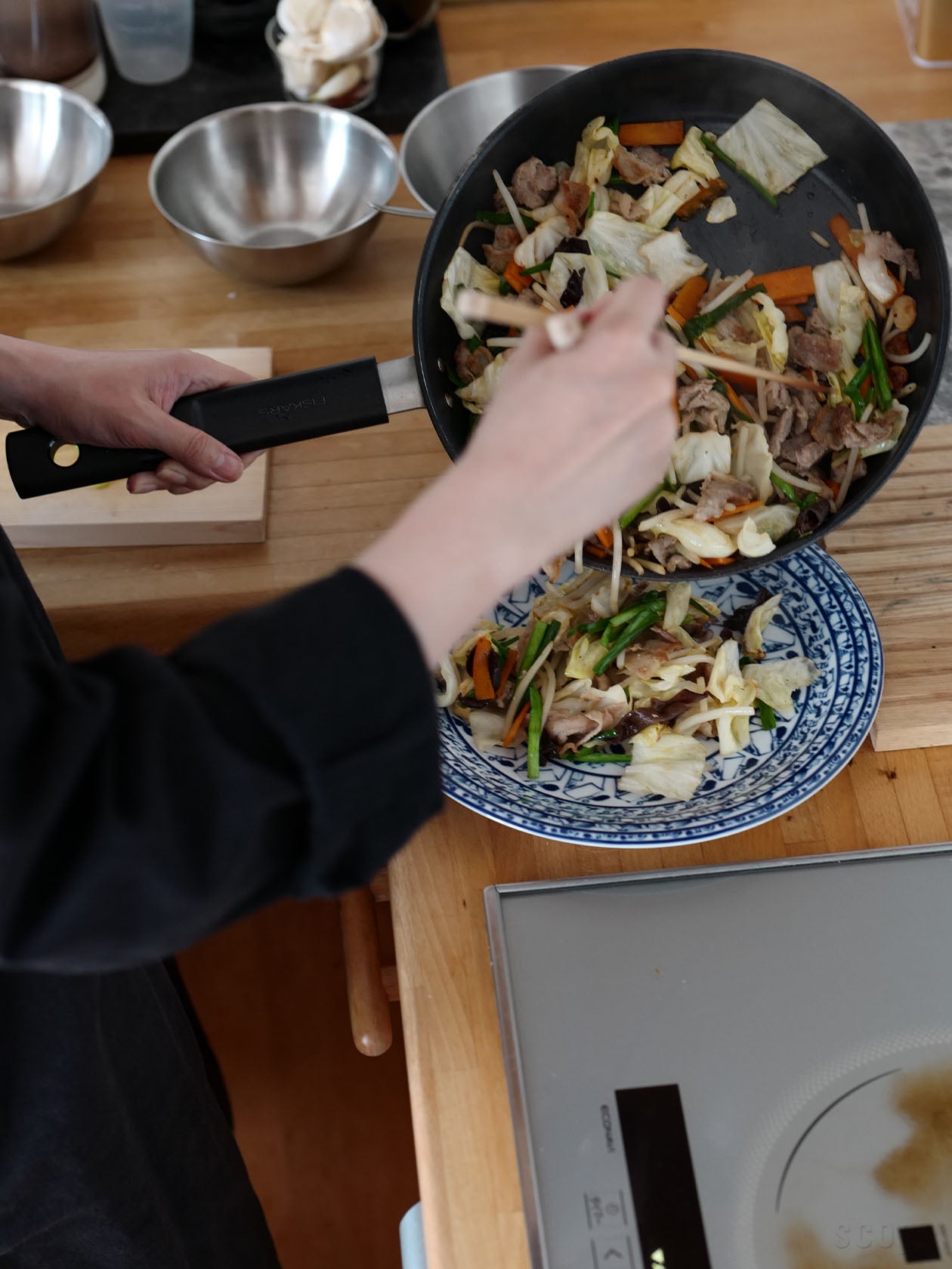 直径26cmのフライパンで作った野菜炒めをCobolti プレート27cmに盛り付けているところ