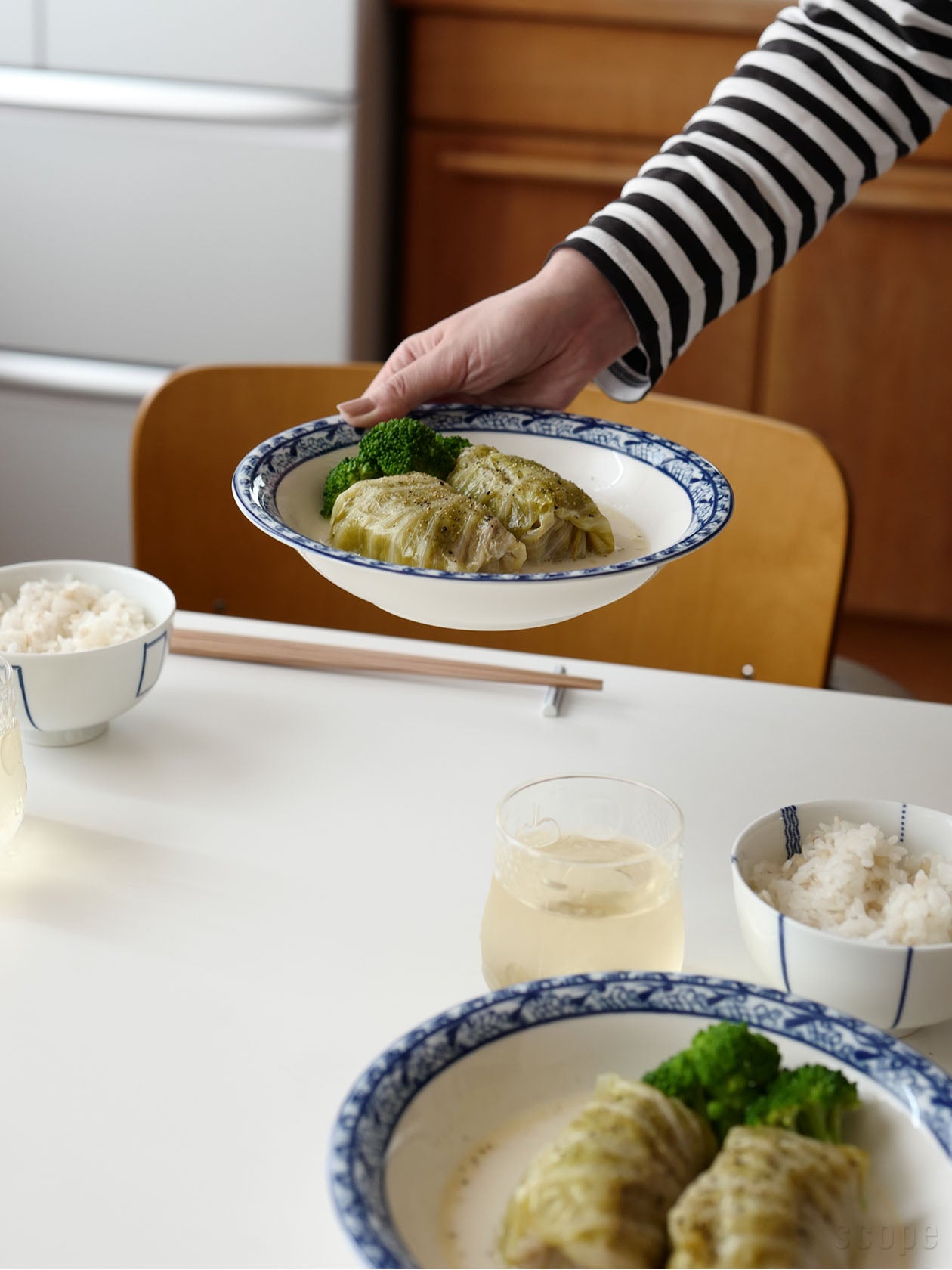 Cobolti ディーププレート21cmにロールキャベツ。東屋の花茶碗を添えても綺麗なまとまりになる