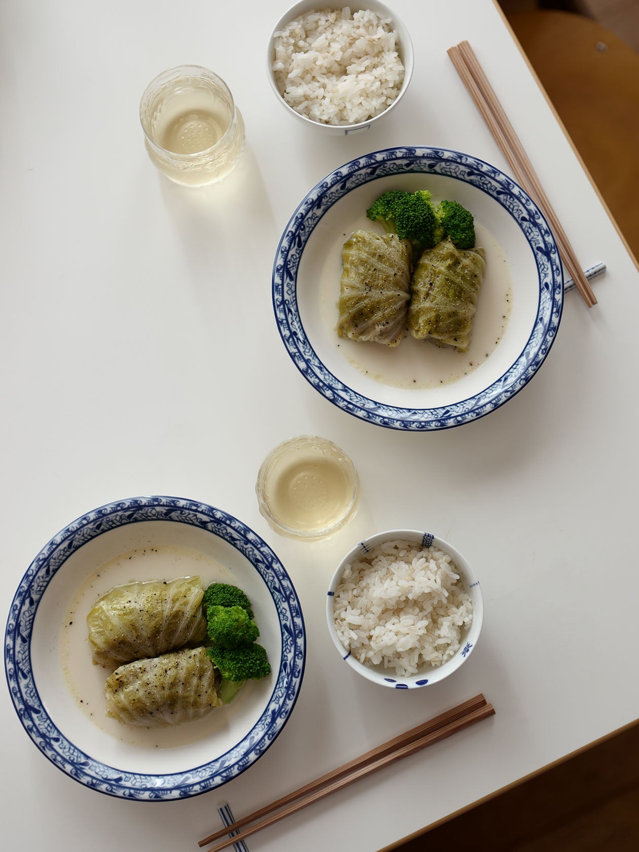 Cobolti ディーププレート21cmにロールキャベツ。東屋の花茶碗を添えても綺麗なまとまりになる