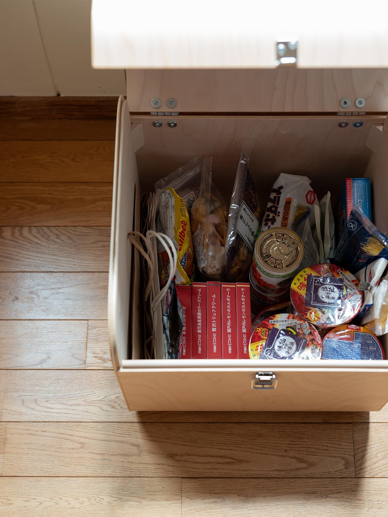 キッチンに置かれたFatty Containersの中身。キッチンストッカーとして活用