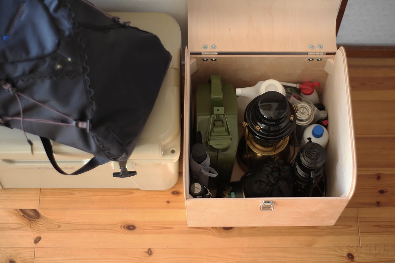 アウトドア用品が詰め込まれたFatty Containers Lサイズ