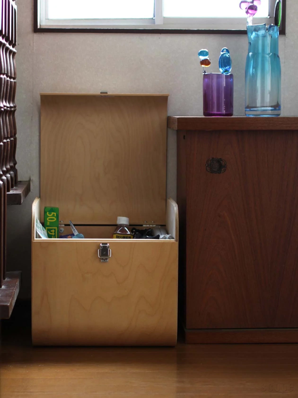 玄関に置かれたFatty Containers、持ち出し用防災グッズ入れとして活用