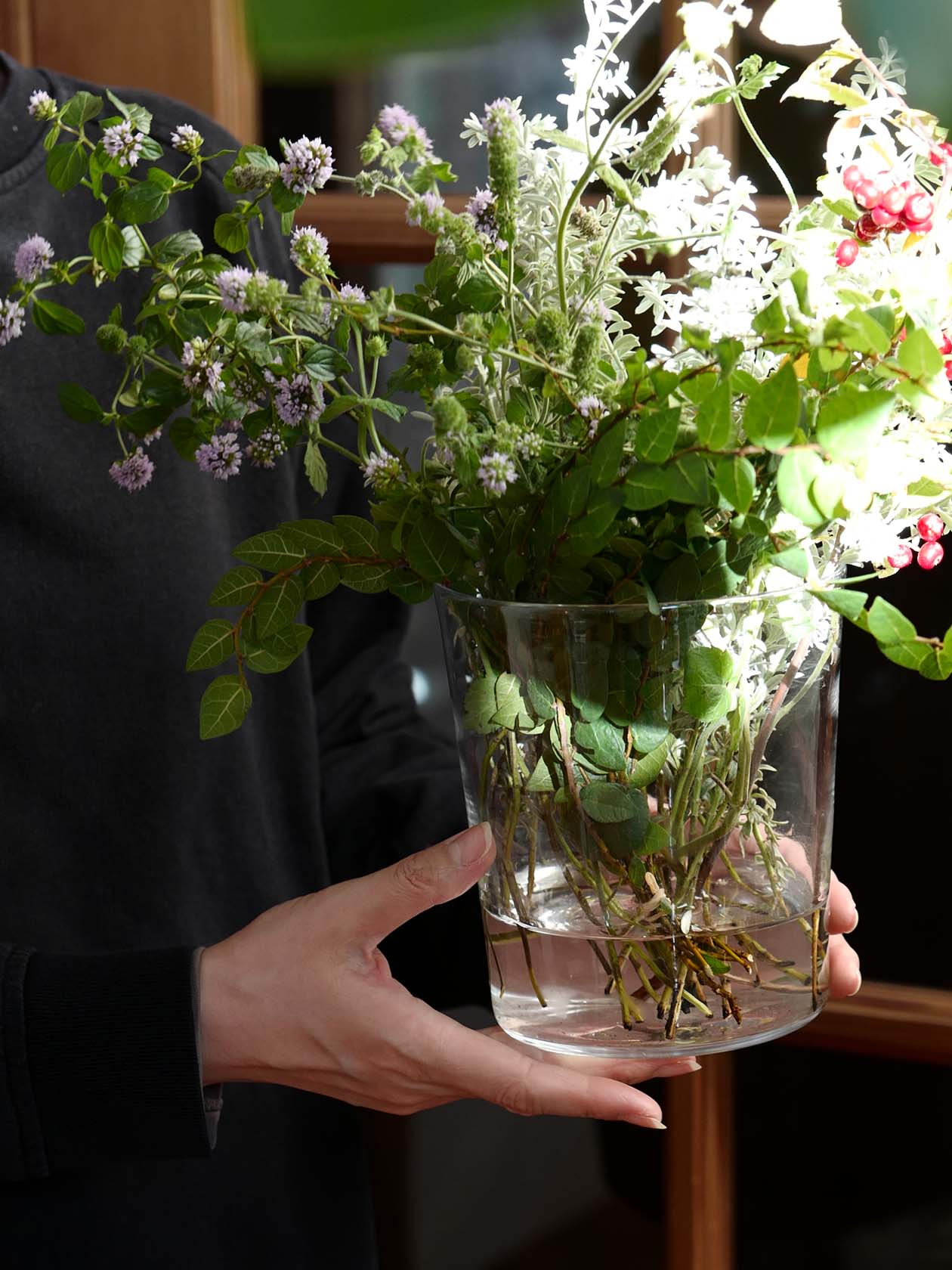SサイズのBellman ベース 150mmを手に持ったサイズ感|口が広くずんぐりとした太めの花瓶|SCOPE(スコープ)