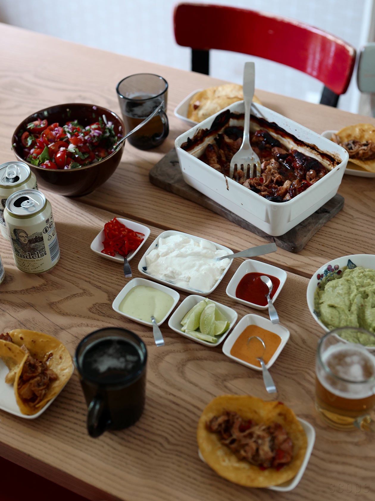 ヘイニ・リータフフタ宅で取り皿として使われているFINプレート