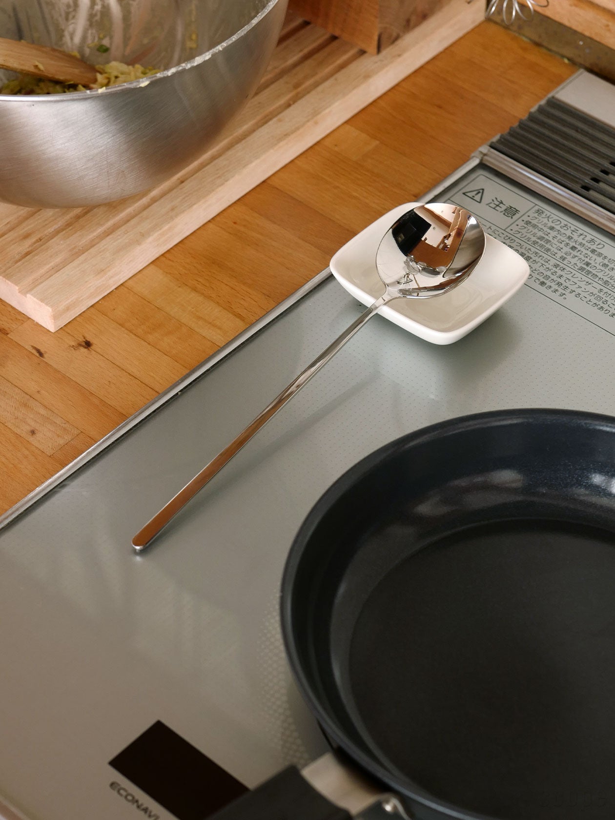 フライパンの横に置いたcani スッカラ