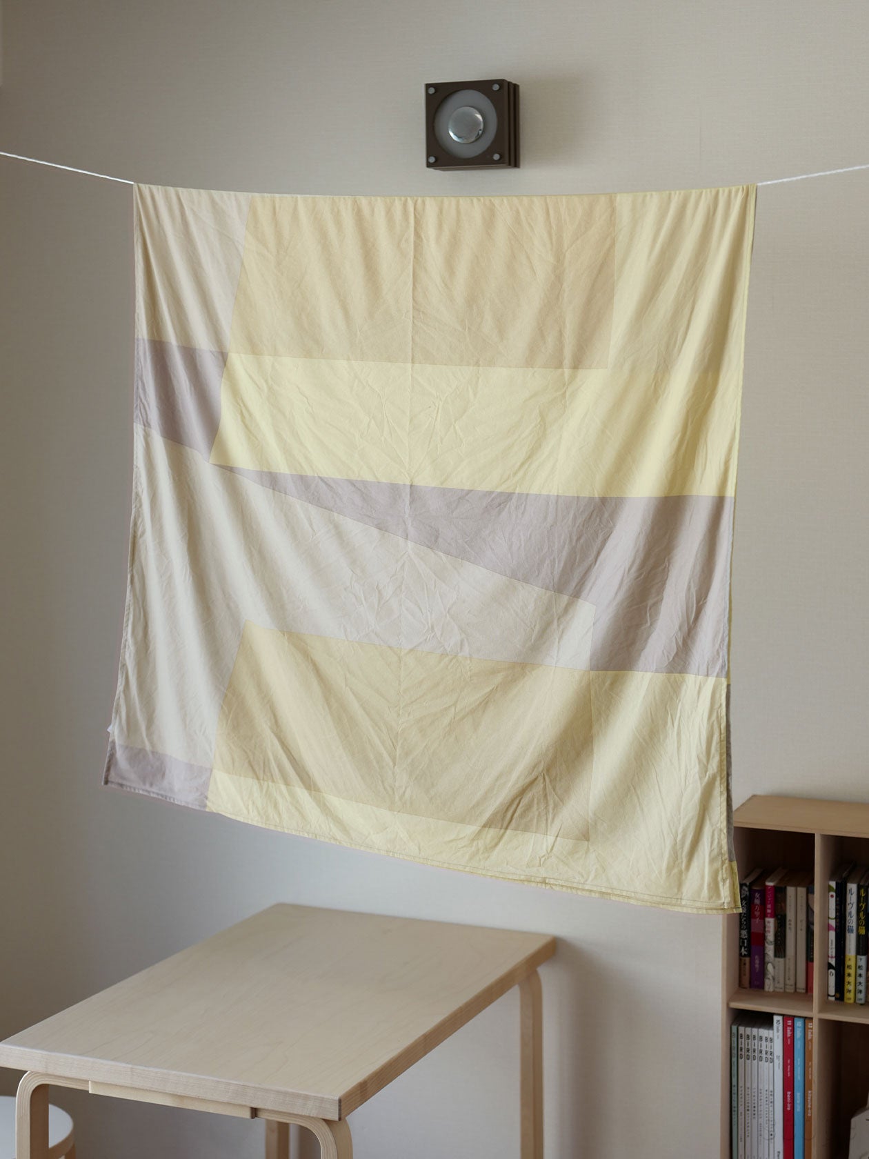 Fabric of the day Boundary。鈴木マサルさんデザインによる、ティーマイエローに映えるクロス