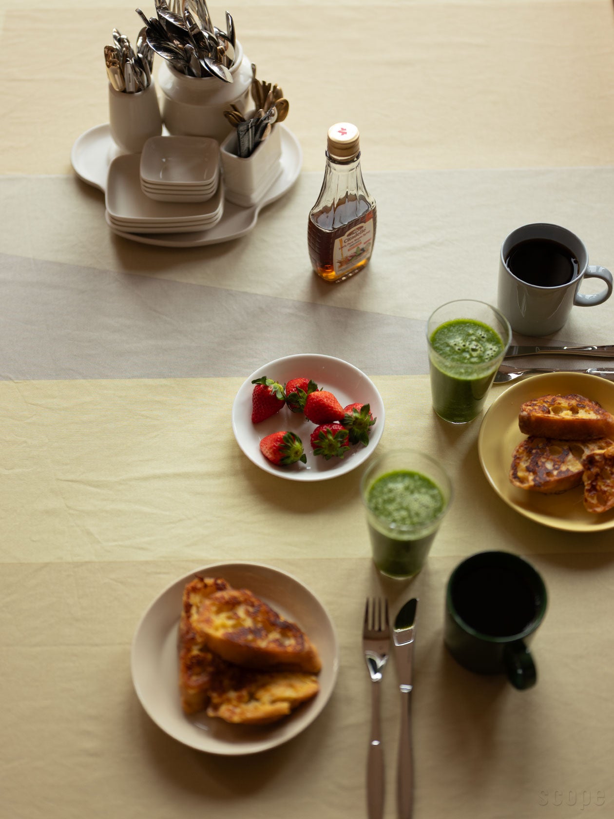 大きなブロック状の色彩が並ぶBoundary。敷く場所によって食卓の表情が変わります