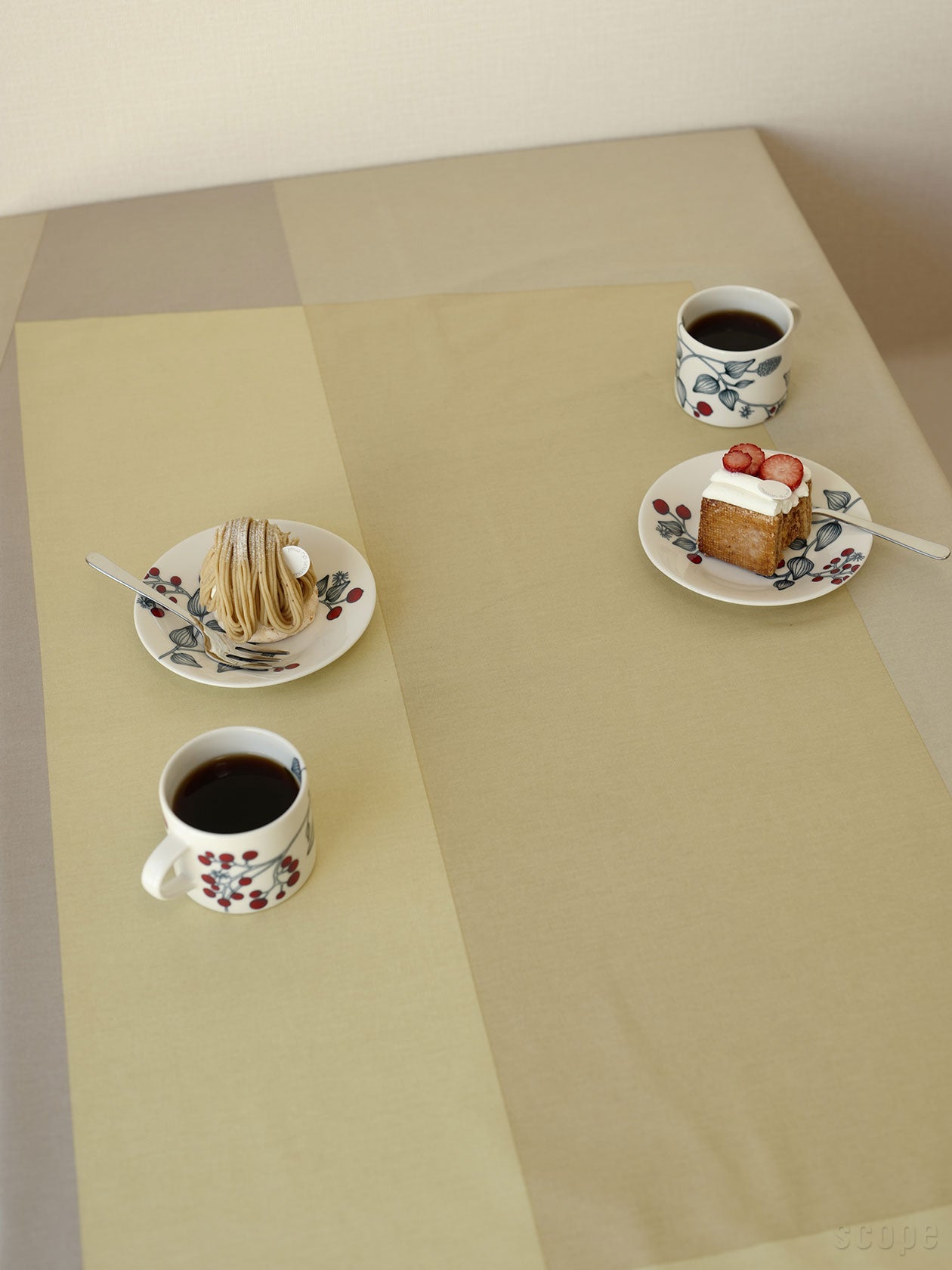 ルノ フロストベリーとのコーディネート。和洋を問わず食器を引き立てるデザイン