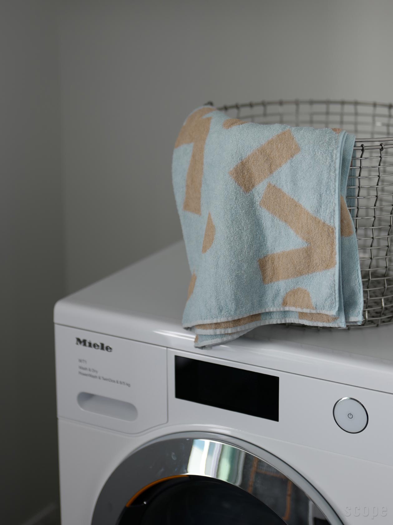 house towel ライトワイド Confettiを洗濯カゴに掛けたところ