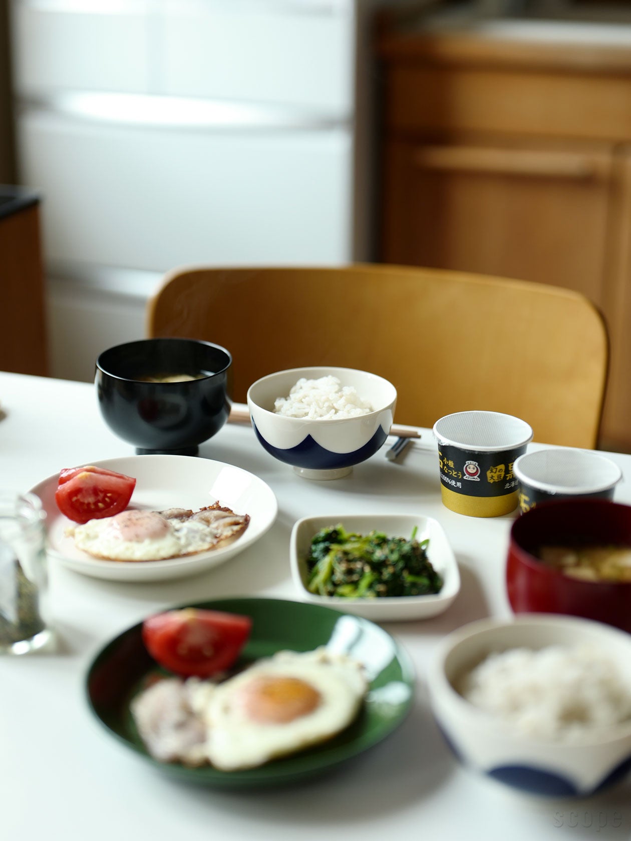 アズ茶碗 小 NAMI ブルーを、ティーマホワイト、ハンターと一緒に使っている朝食のシーン