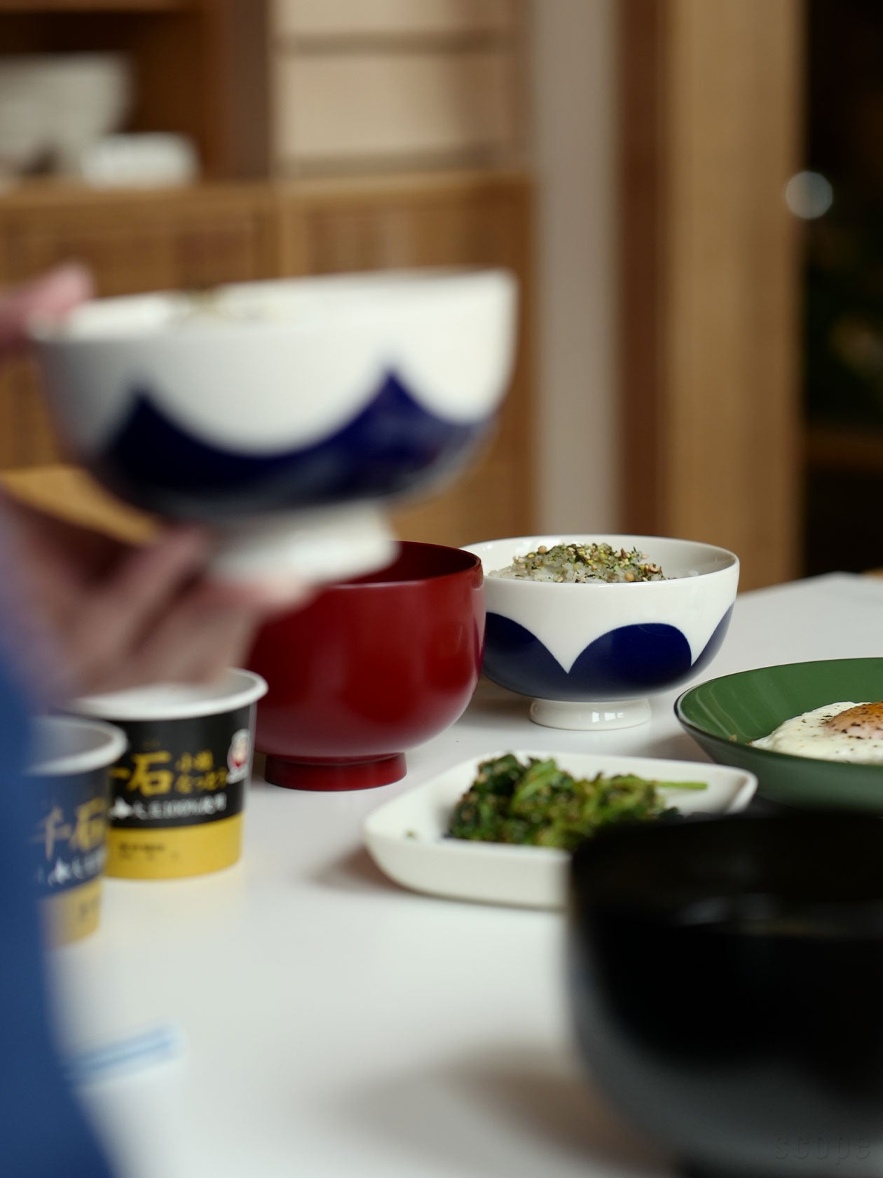 アズ茶碗 小 OKA ブルーを、朝食でご飯茶碗として使っているところ