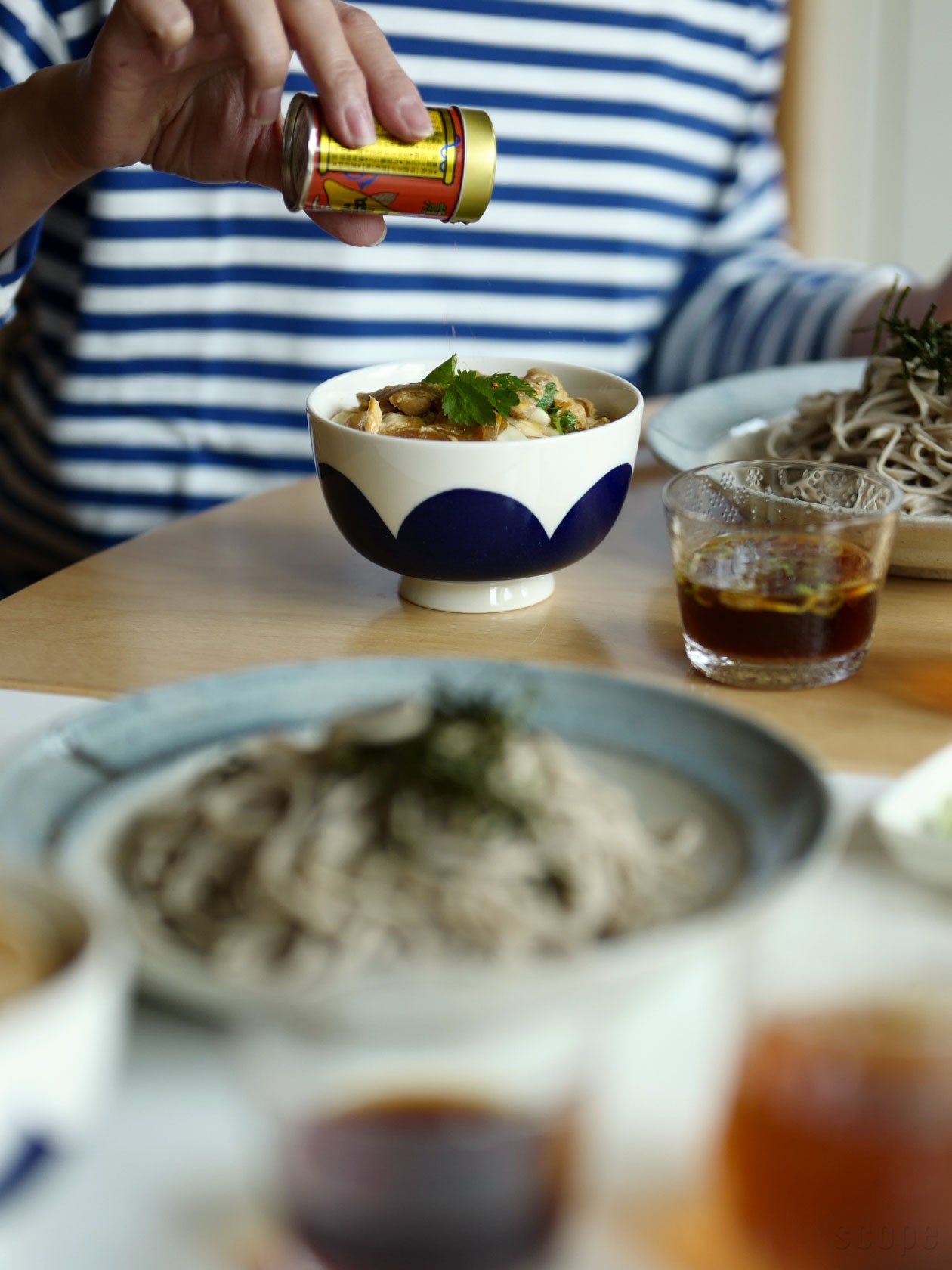 アズ茶碗 大 OKA ブルーに親子丼を盛り付けたところ