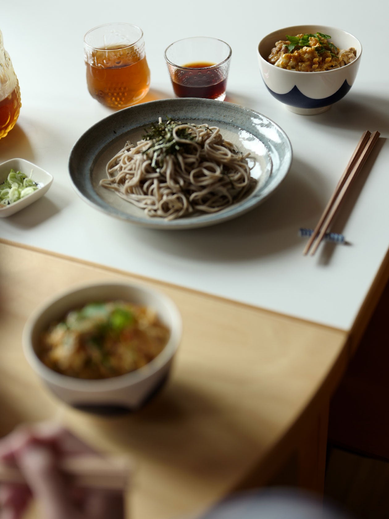 アズ茶碗 大 NAMI ブルーに親子丼を盛り付けたところ