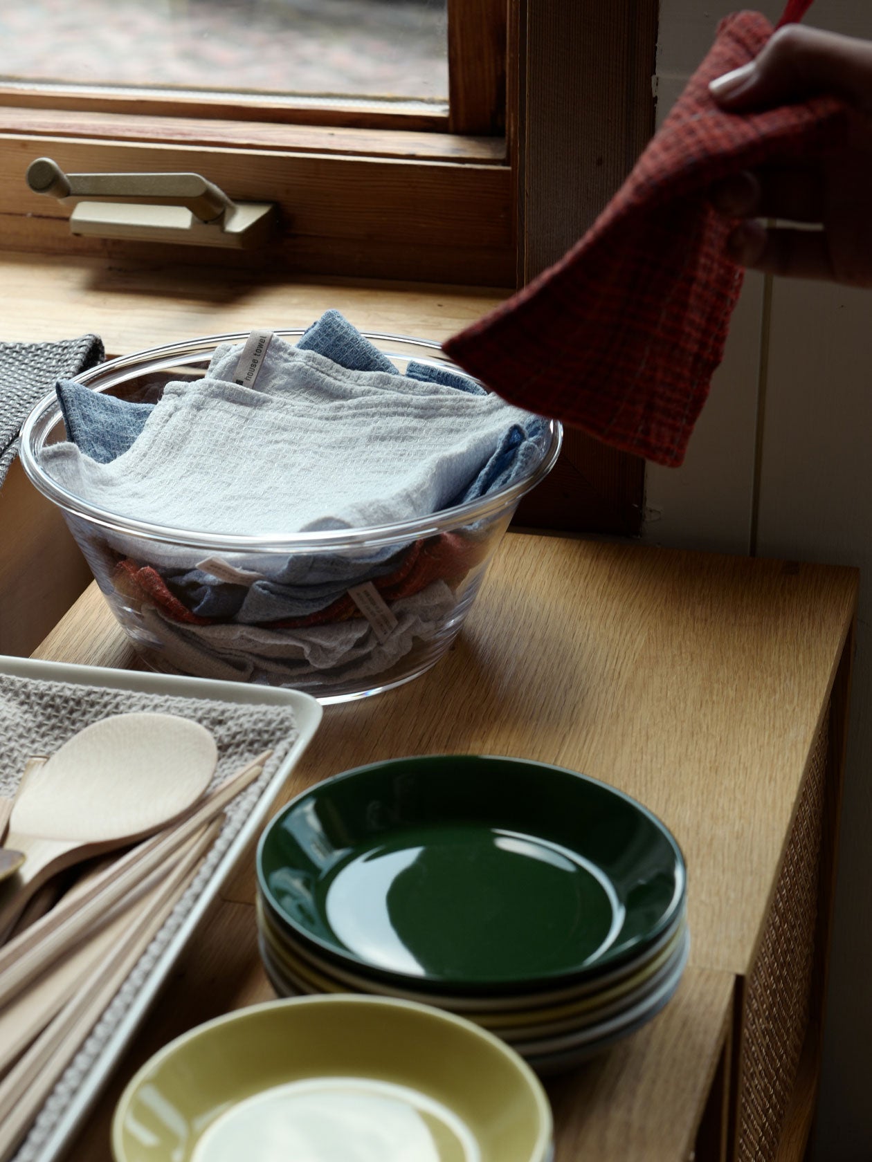 キッチンの隅に置かれたBellman ボウルLに、house towel kitchen ディッシュクロスが沢山収まっているところ