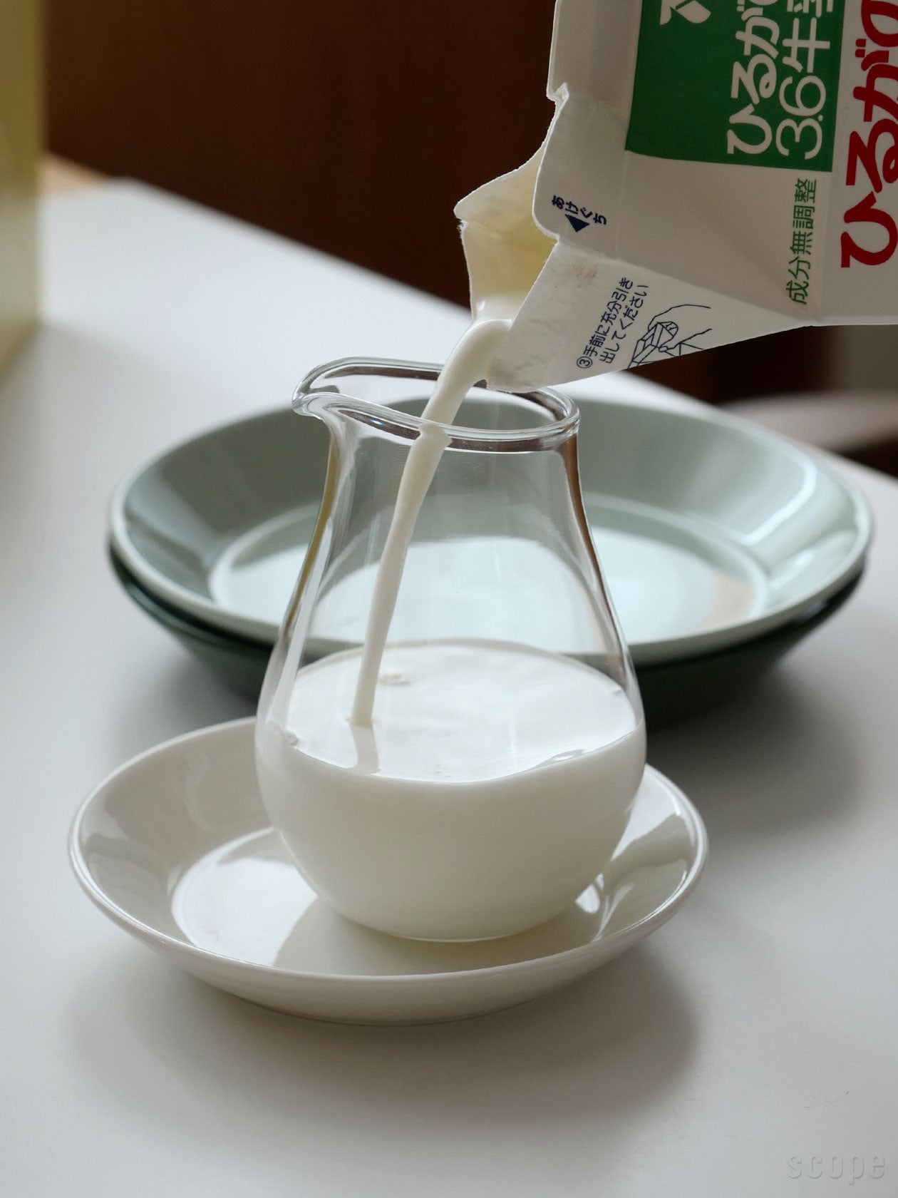 Teemaプレート12cmの上に置いたBellman ミルクジャグ200mlに牛乳を注いでいるところ