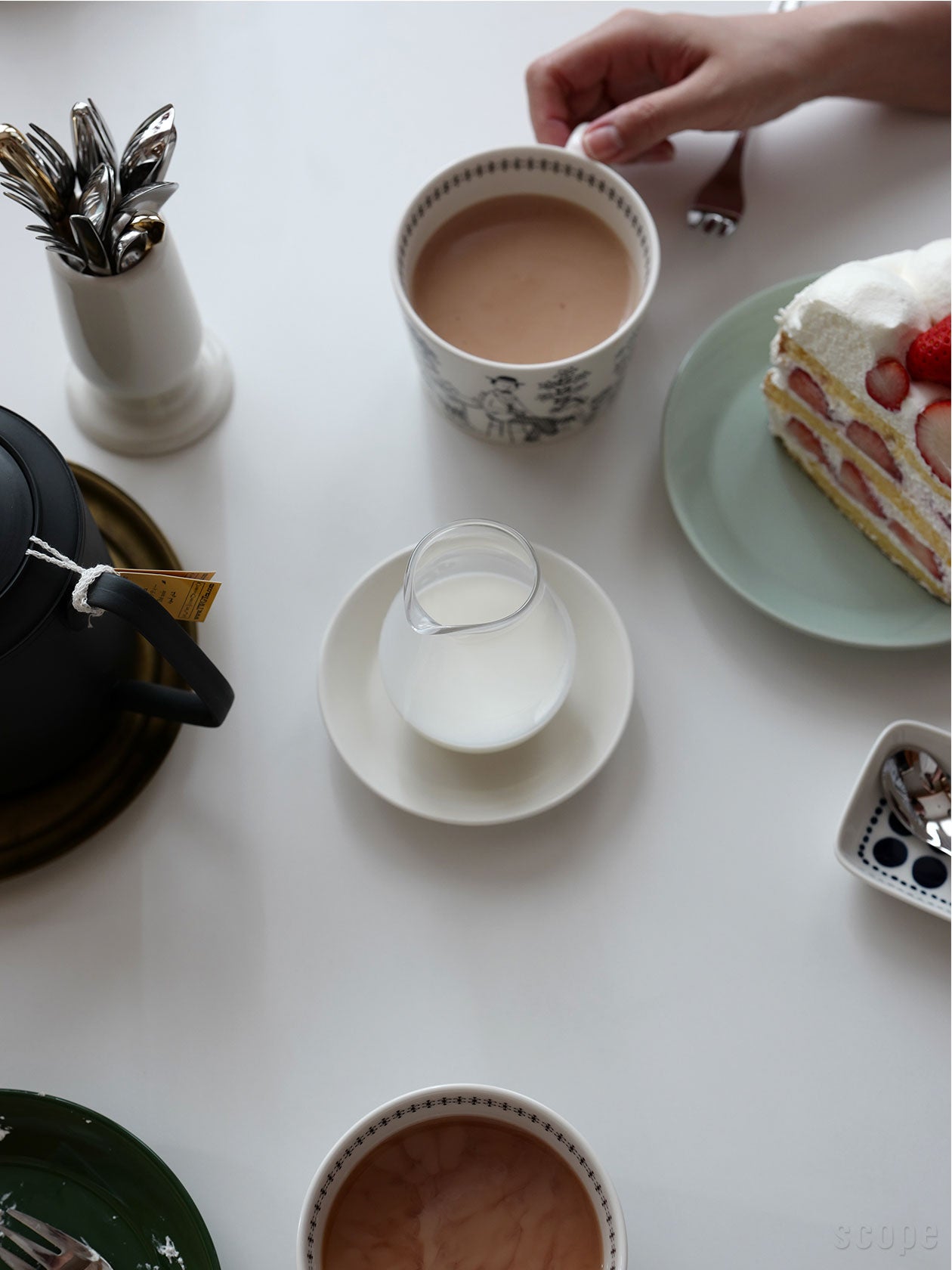 Bellman ミルクジャグ200mlは少し垂れるので、Teemaプレート12cmを受け皿にしているところ
