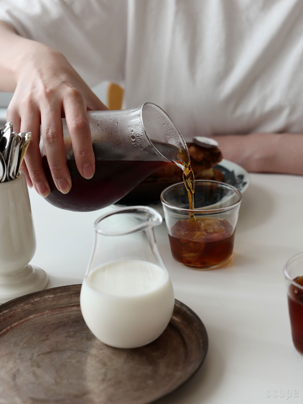 Bellman ミルクジャグ500mlに入れた水出しコーヒーを、Bellman ウィスキーに注いでいるところ