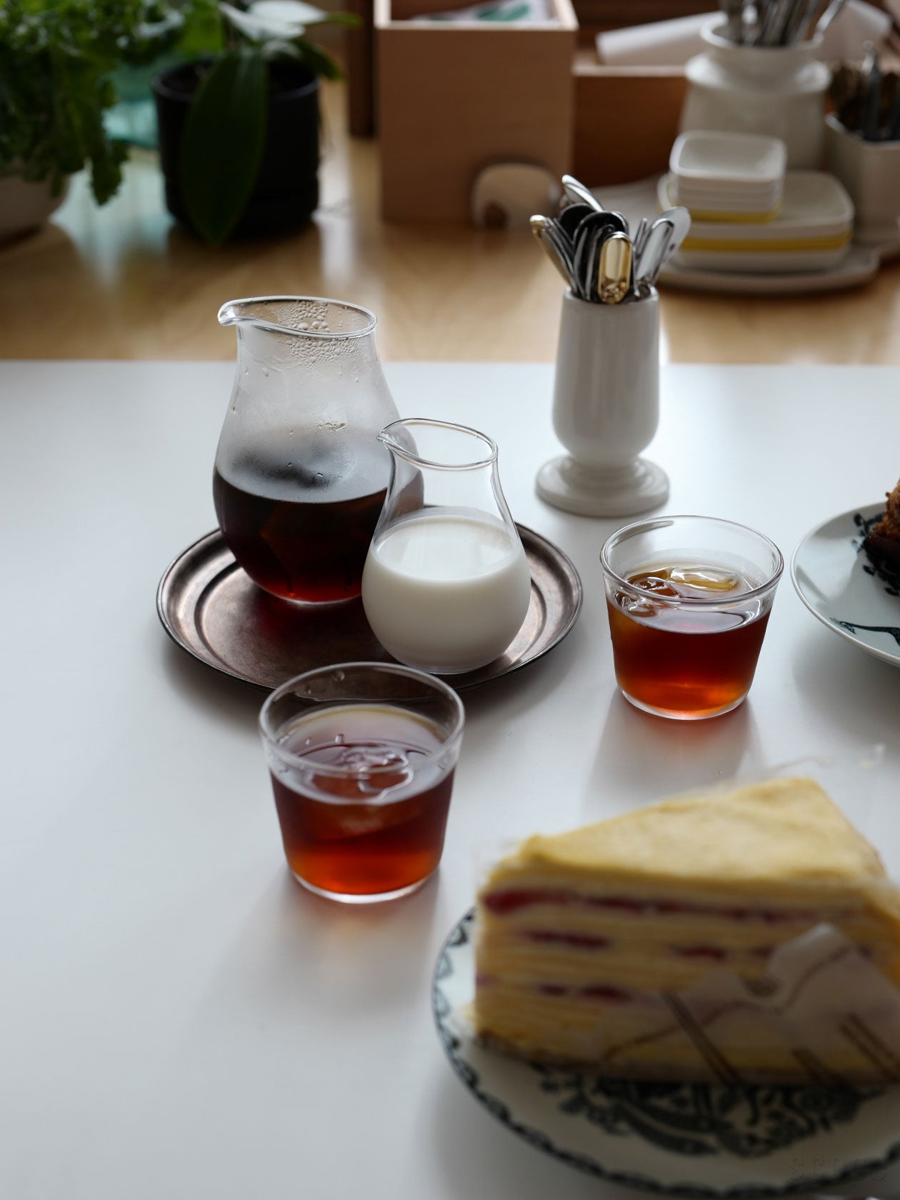 Bellman ミルクジャグ500mlに水出しコーヒー、ミルクジャグ200mlにミルクを入れたティータイム。グラスはBellman ウィスキー