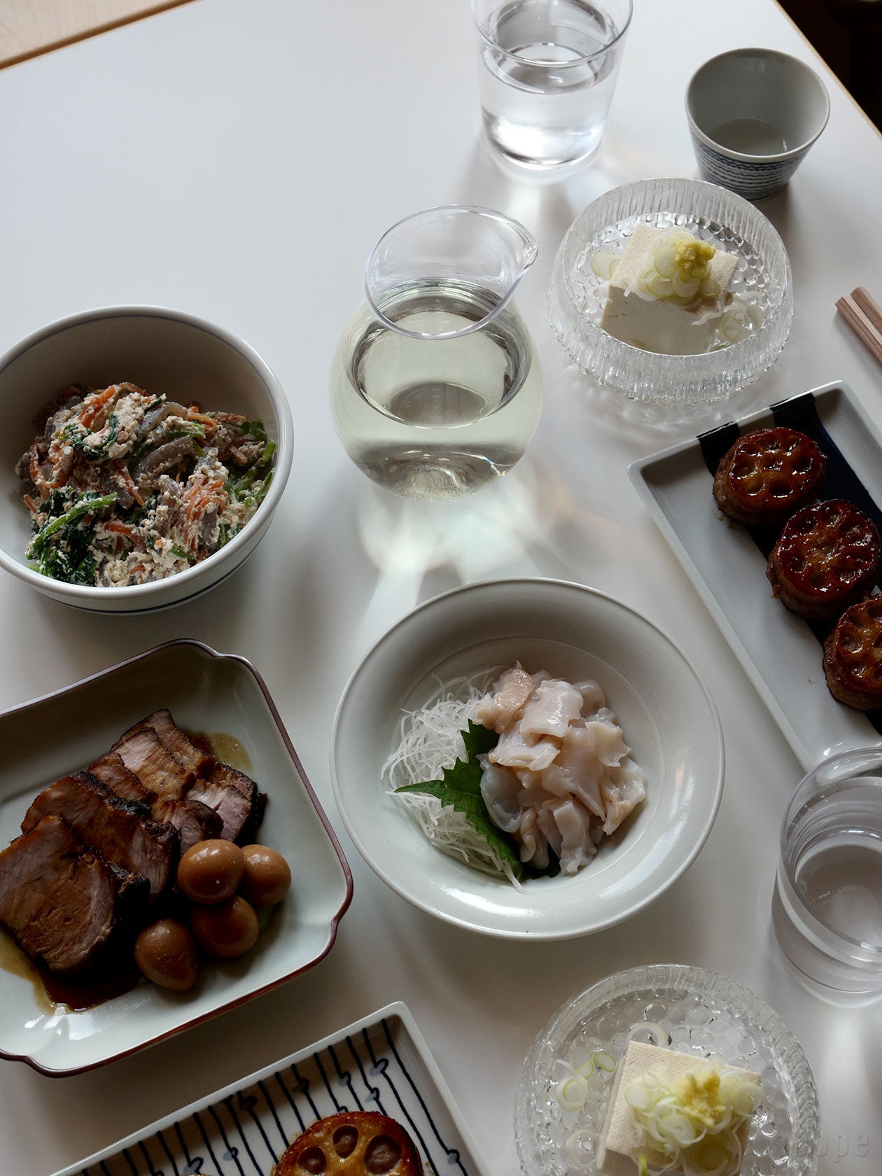 Bellman ミルクジャグ500mlに日本酒2合を入れた、自宅での居酒屋のような食卓