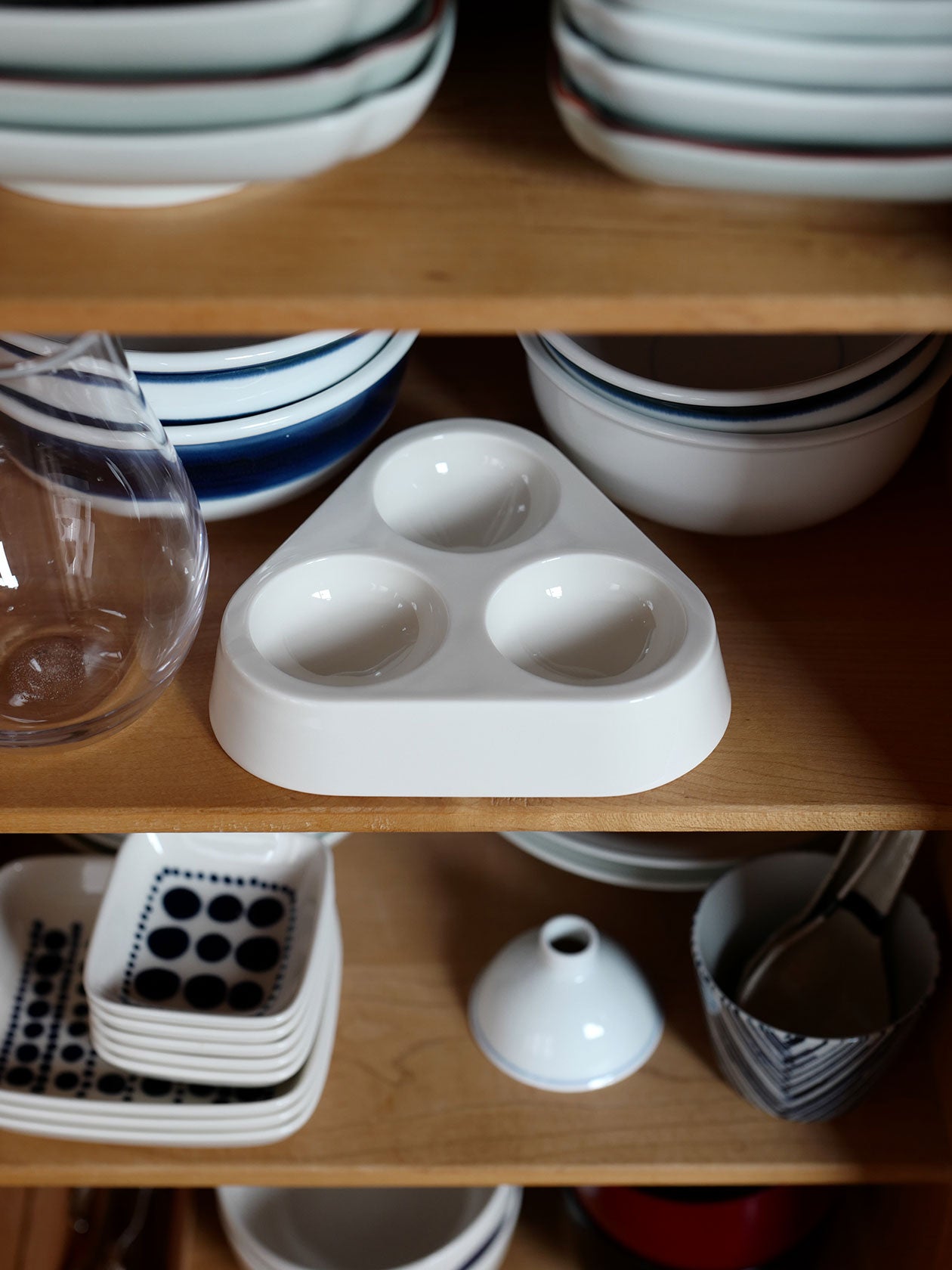 OVOを食器棚に収納しているところ。いつもの定位置