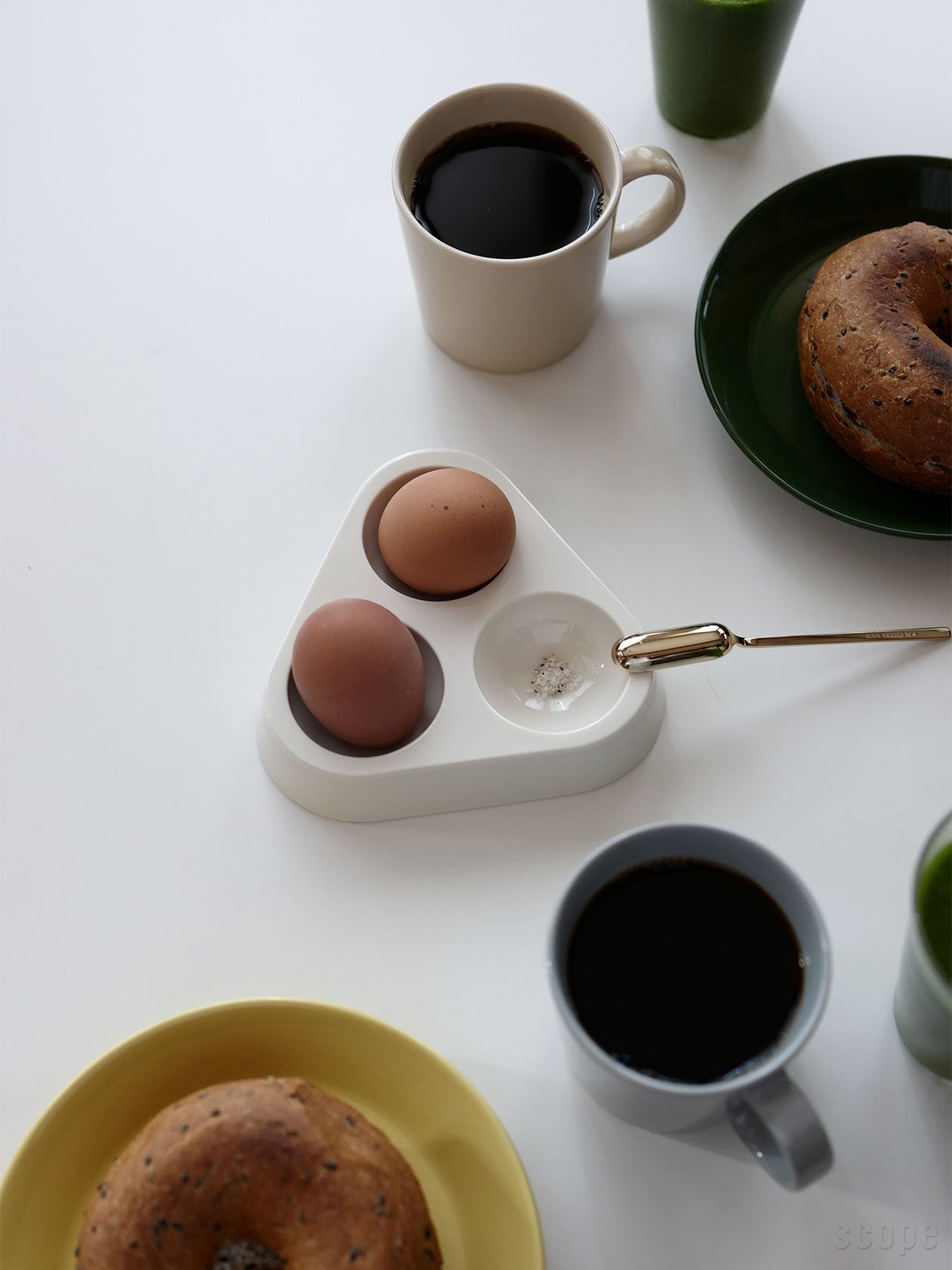 OVOにゆで卵をいれて、朝食に食べているところ