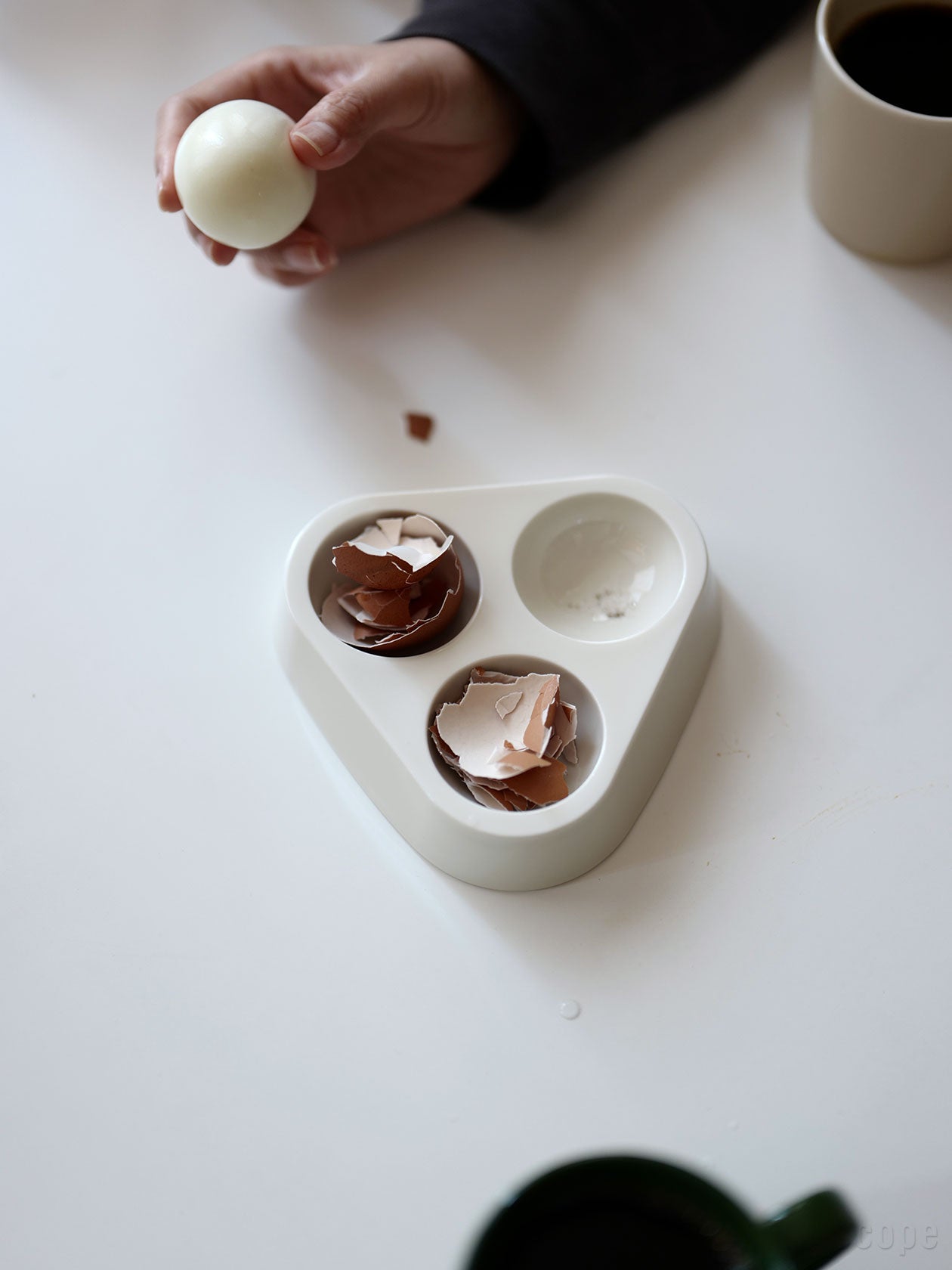 OVOにゆで卵をいれて、朝食に食べているところ