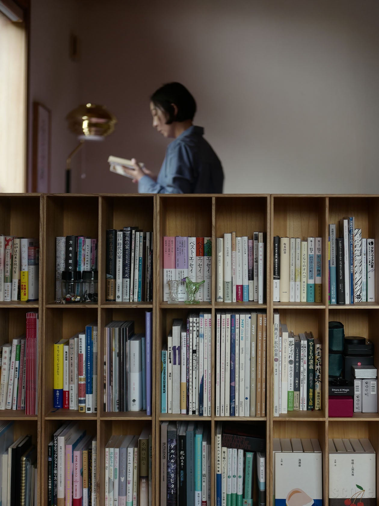 bookbookbook 1を間仕切りとして使っているシーン