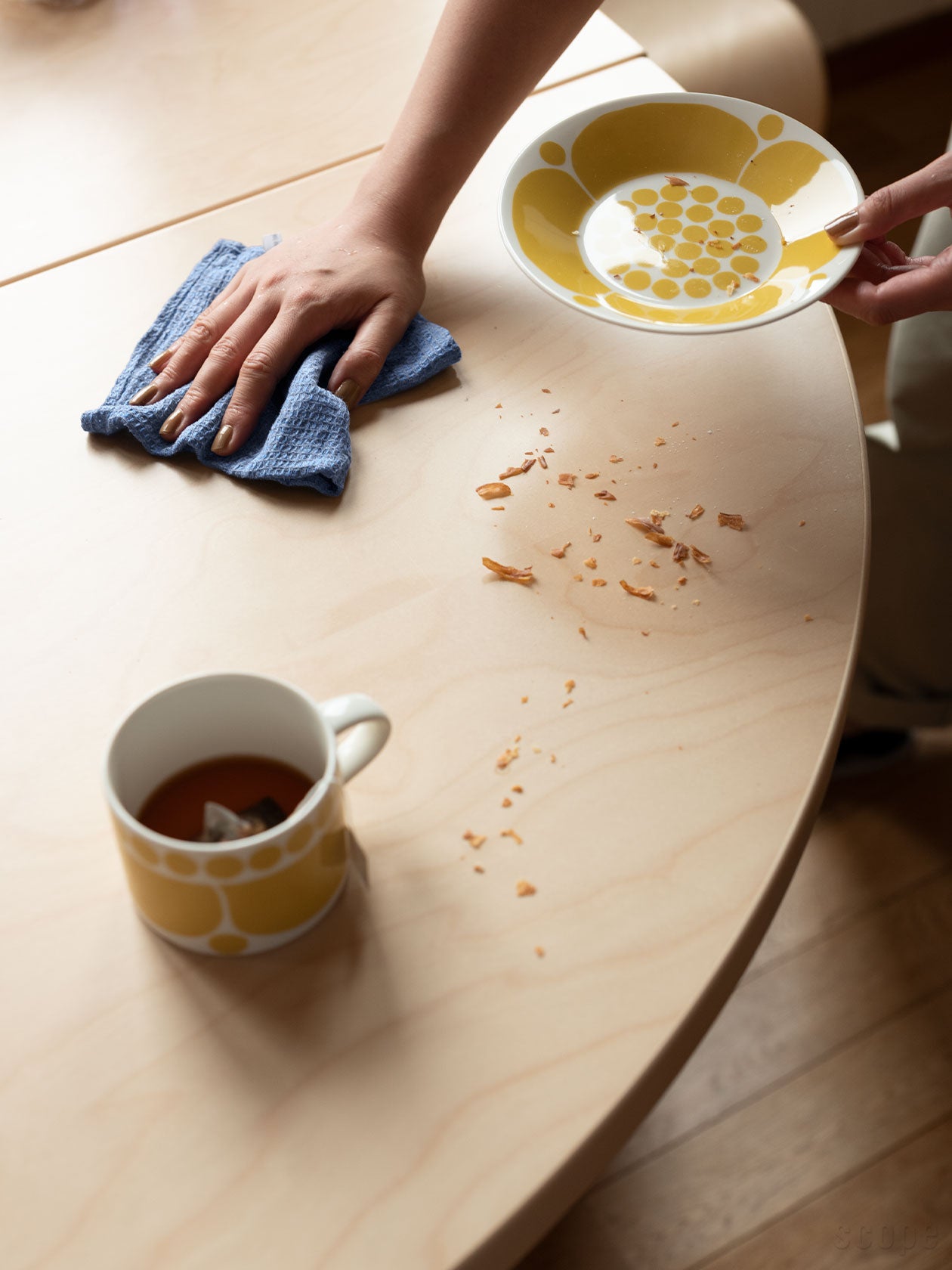 house towel kitchen ディッシュクロス 02でテーブルを拭いているところ