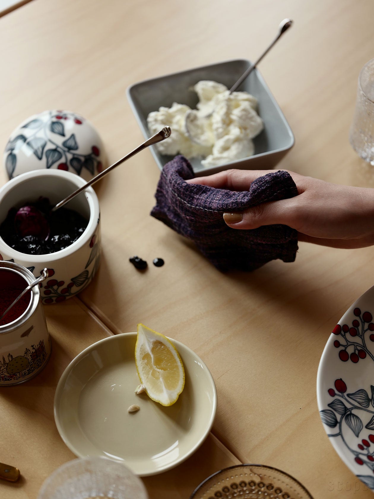 house towel kitchen ディッシュクロス 05 Blueberryでブルーベリージャムを拭きとっているところ