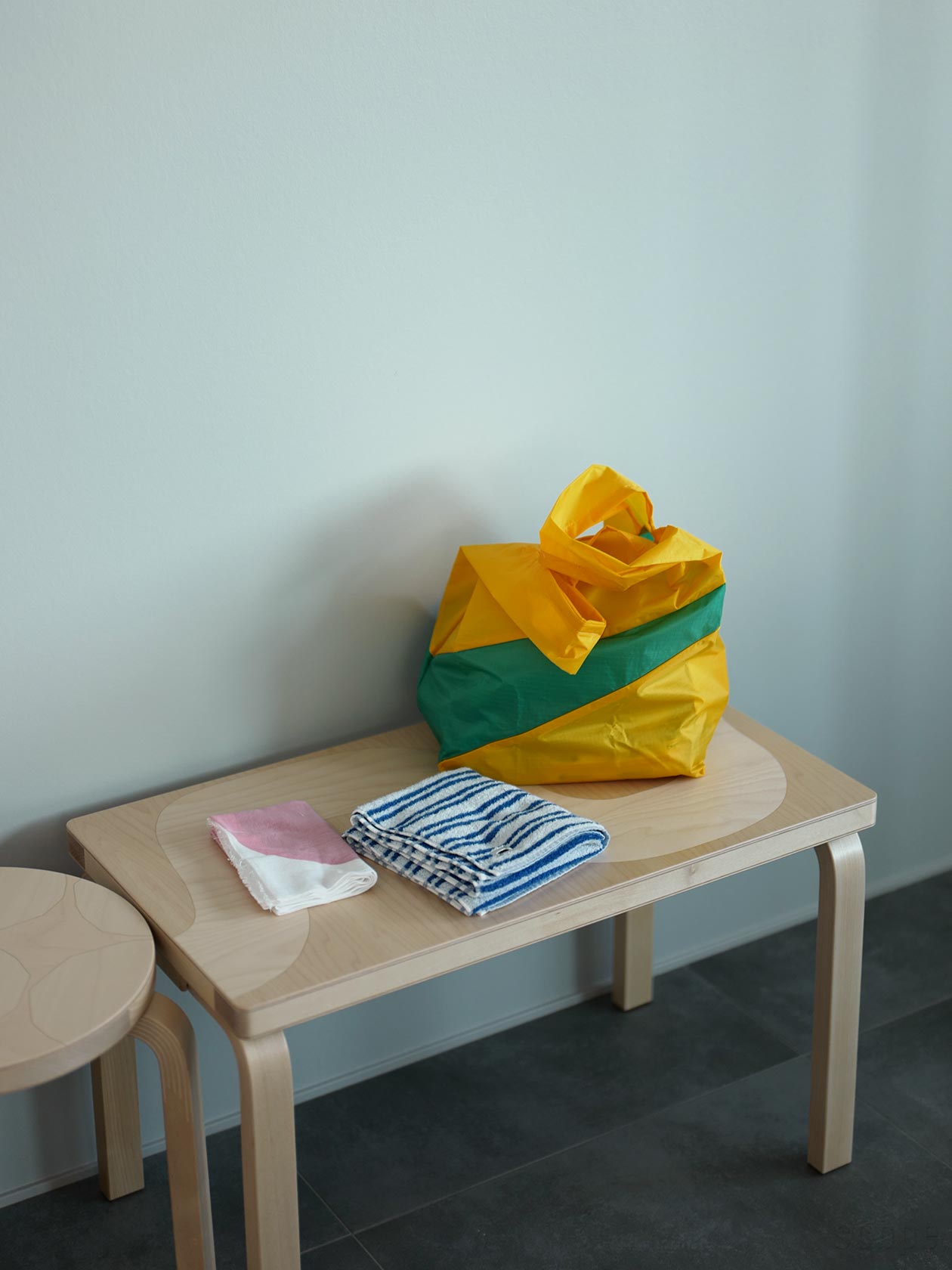 house towel ライト Ski ブルー。首に掛けたり持ち歩いたり、外でも使いやすい薄手仕様