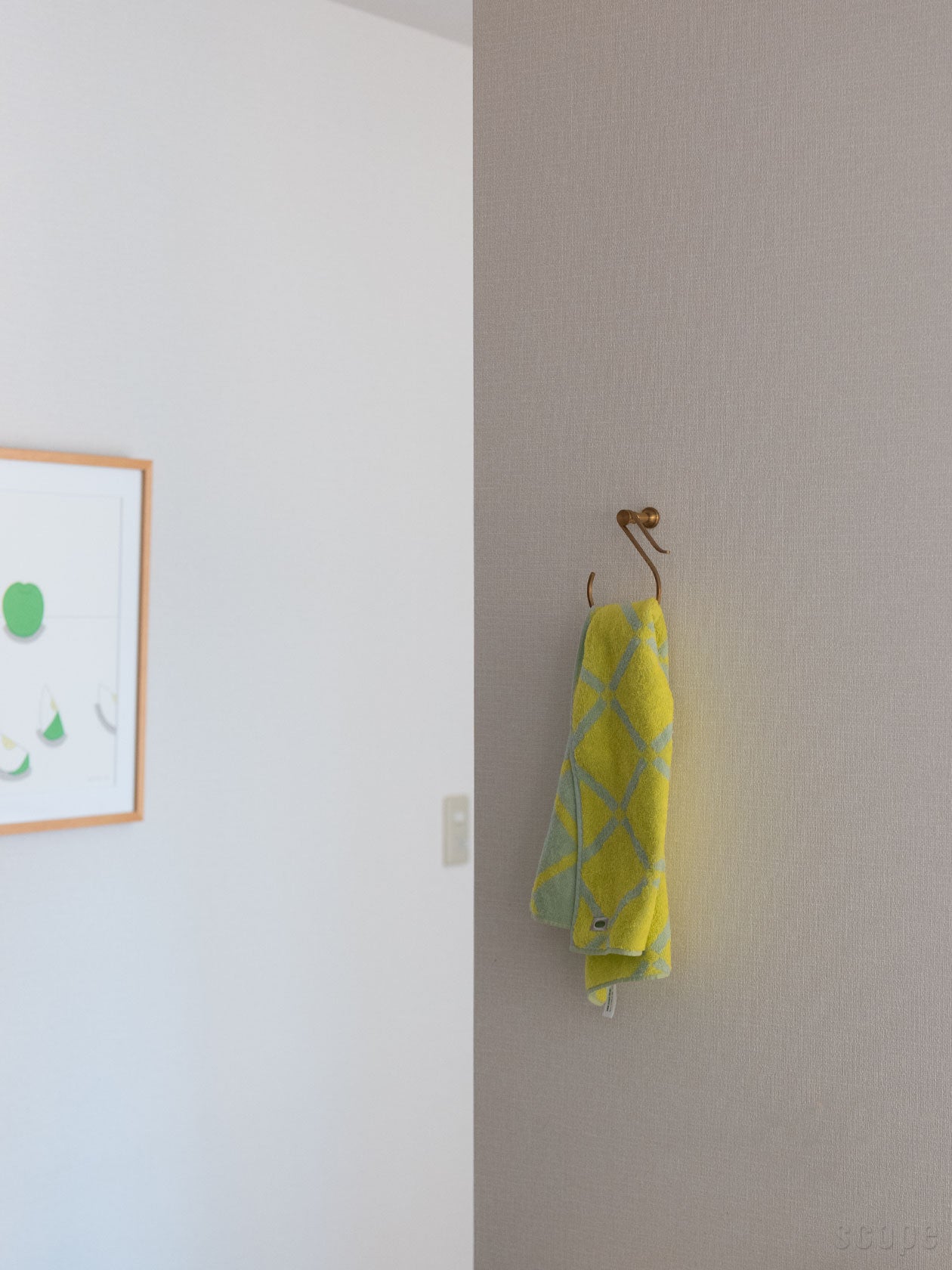 タオルハンガーにかけたhouse towel ライト