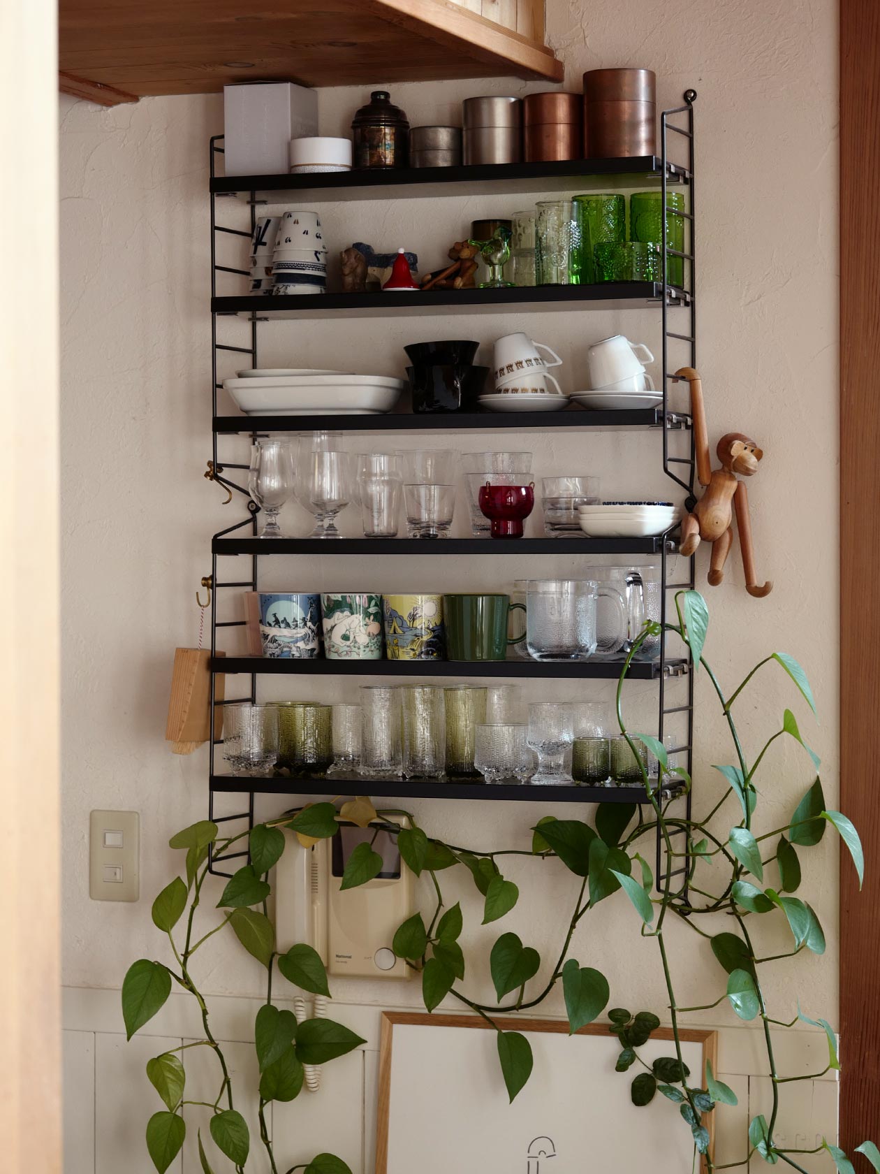 縦に2連結して食器棚として使用