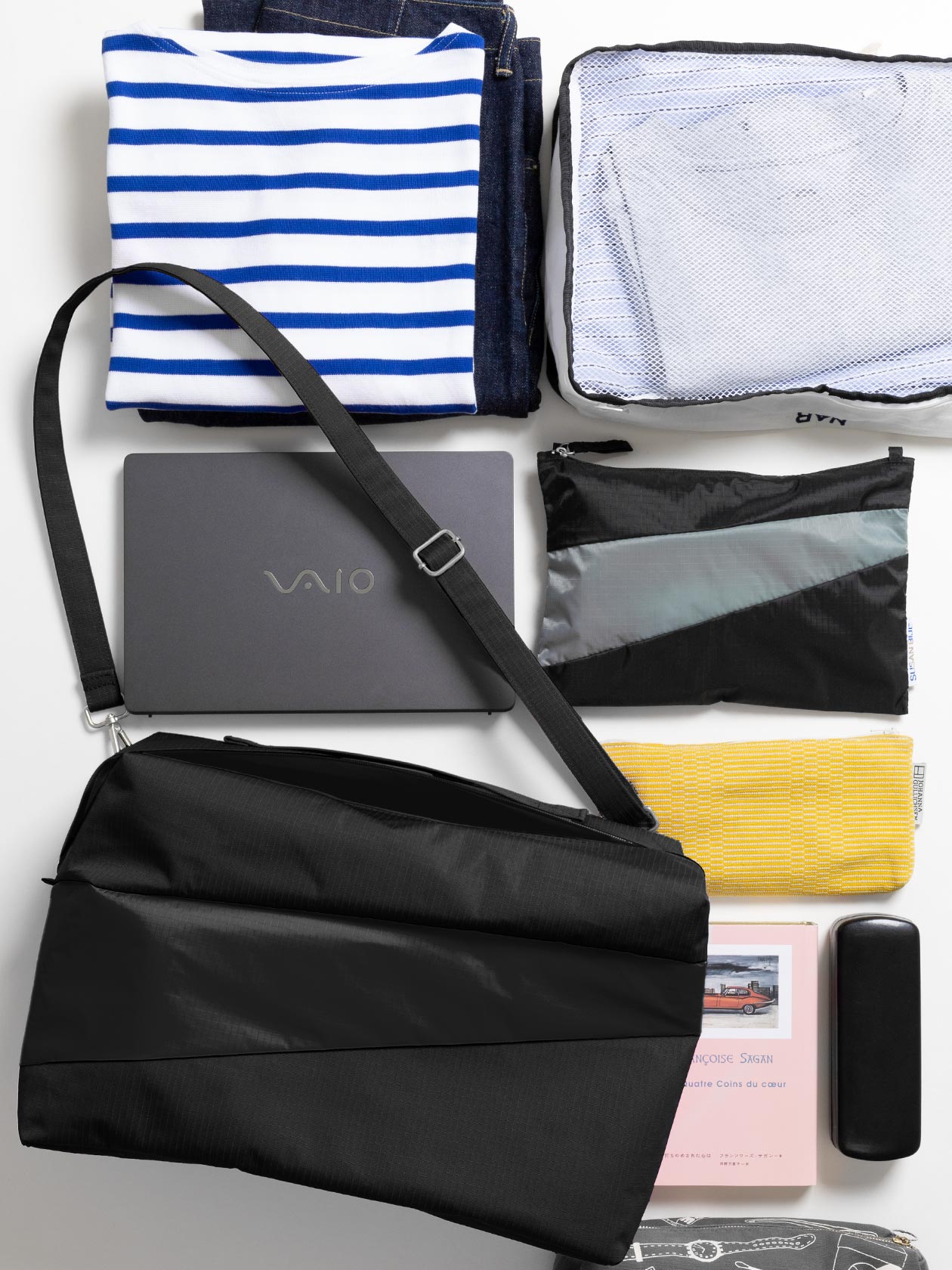 SUSAN BIJL 24/7 バッグ Black & Black。防水仕様のタフなメッセンジャーバッグ