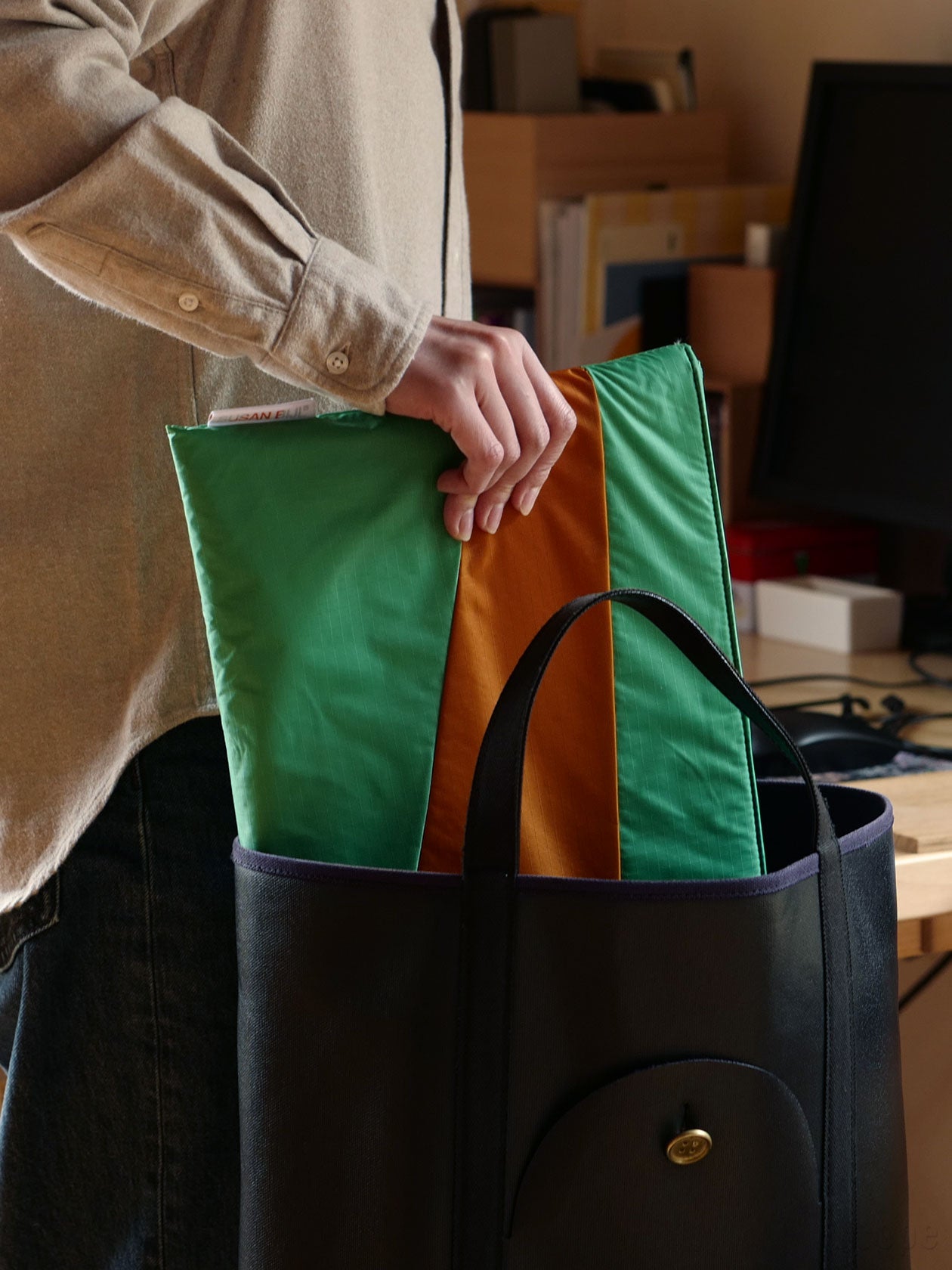 Untitled, 2026 Holly Green & Ginger。天然ゴム由来の素材がPCを保護