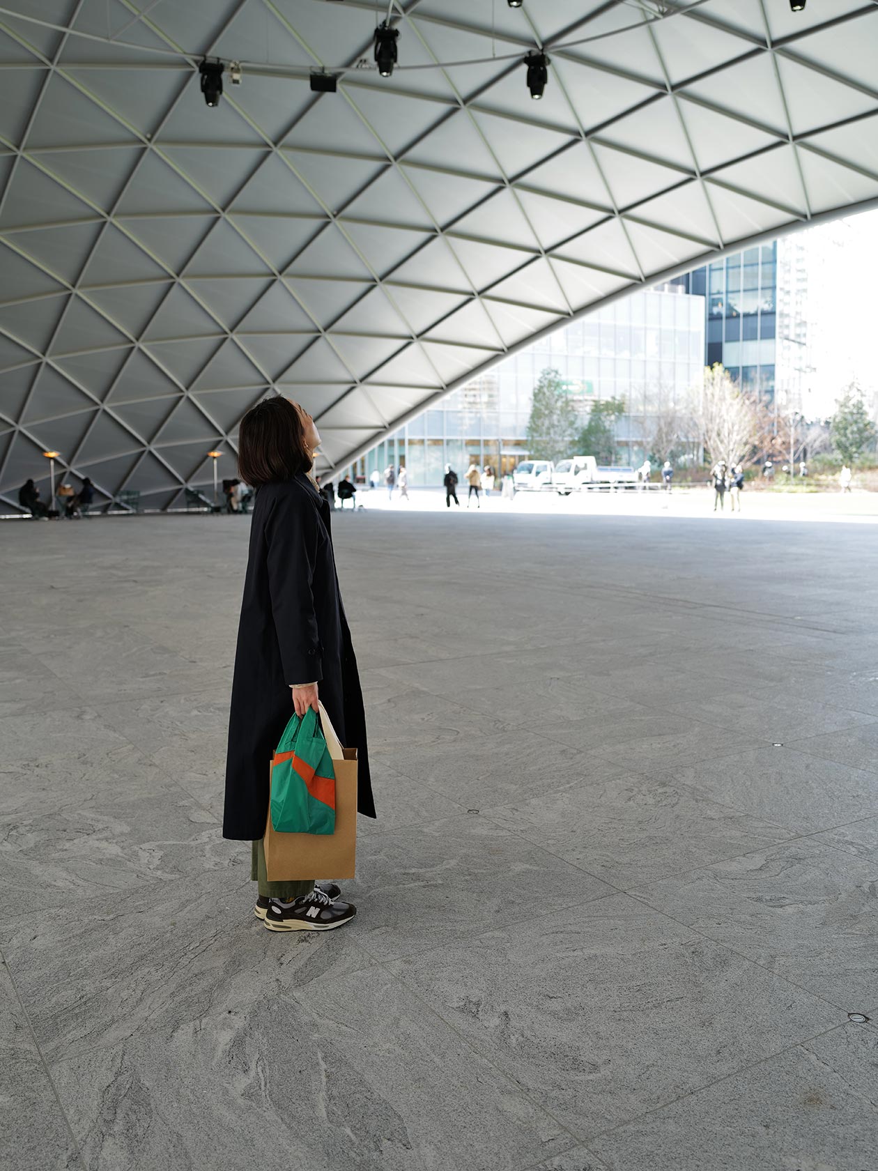 バッグSのサイズ感。コンパクトながら2Lペットボトルも収まる収納力