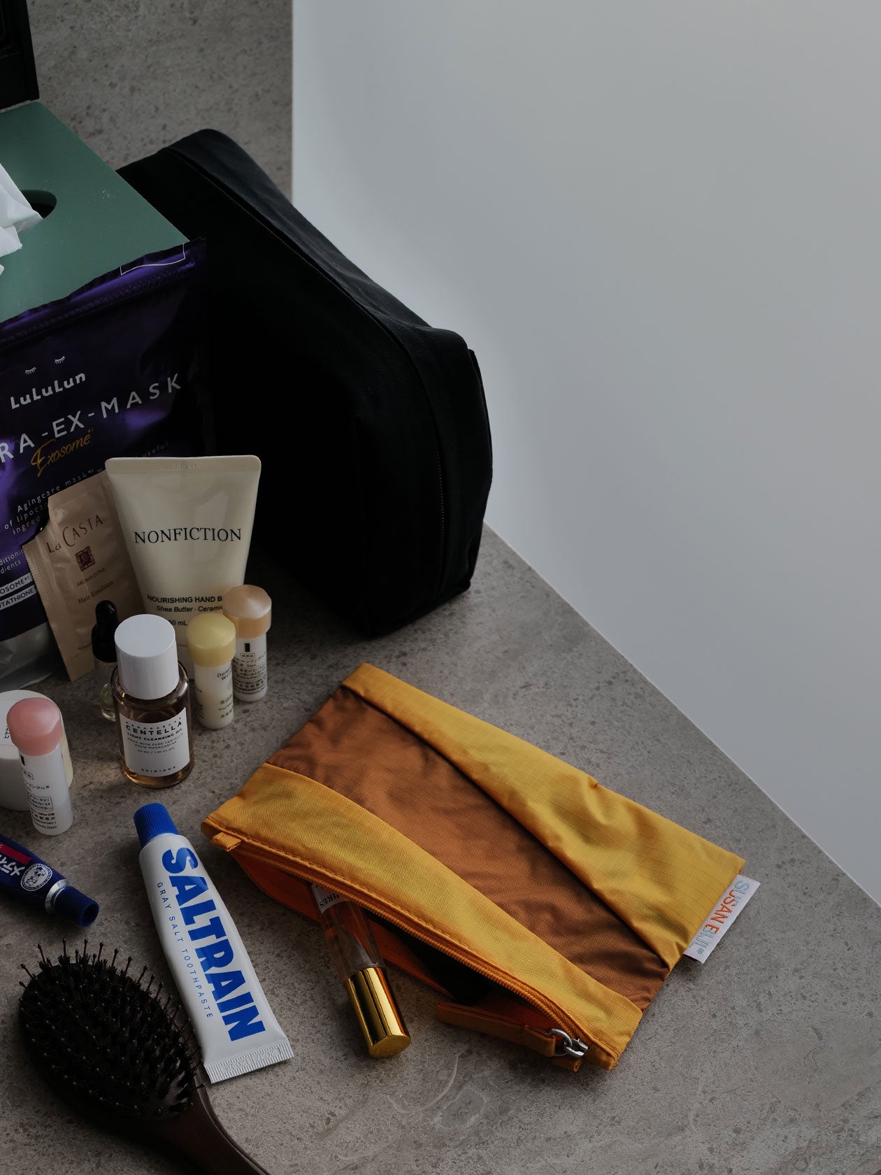 SUSAN BIJL Untitled, 2026 Calendula & Ginger。バッグの中でも見つけやすい明るい配色